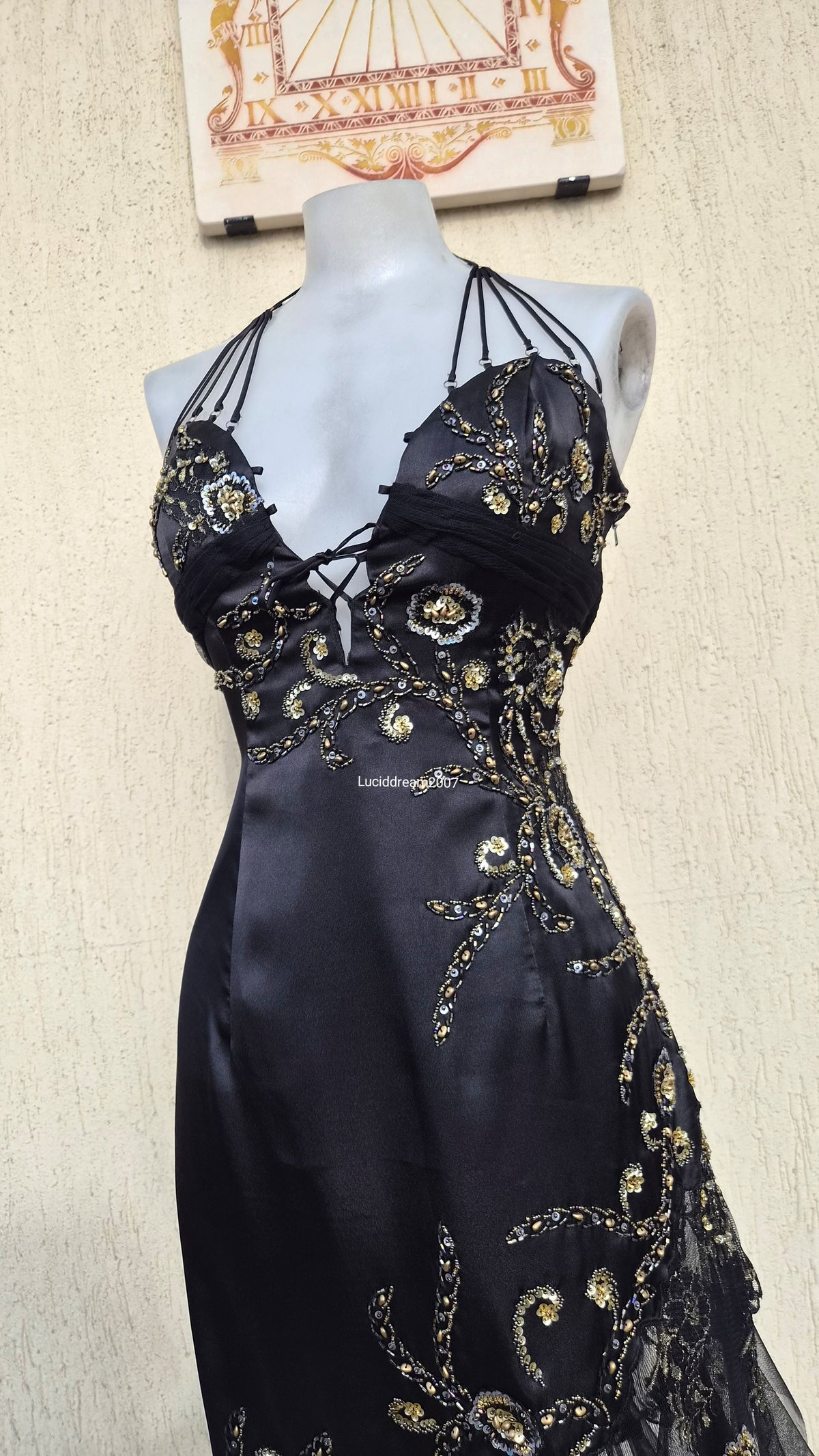 Robe asymétrique noire brodée