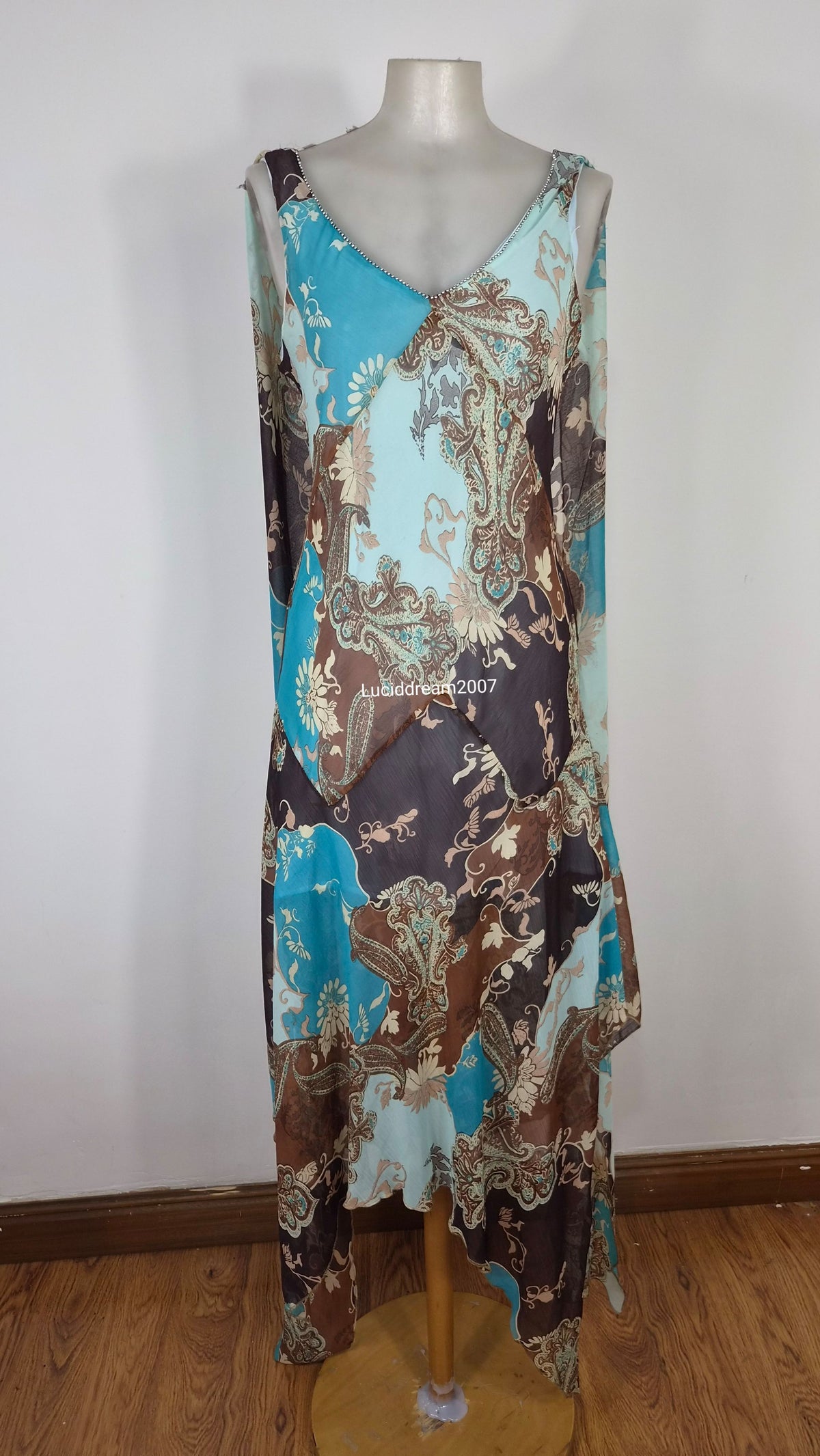 Robe en voile bleu détails longs volants