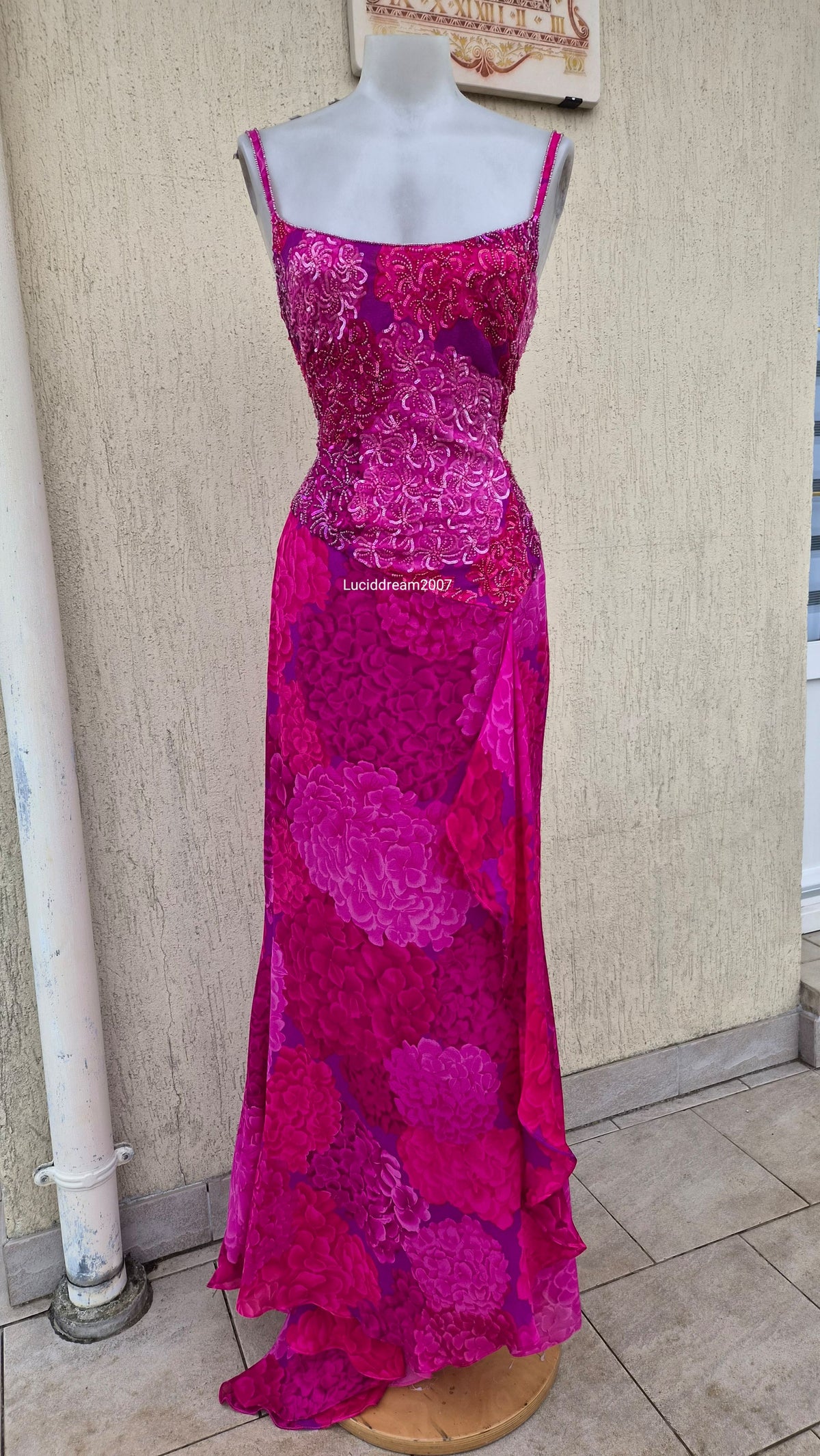 Robe en soie brodée rose