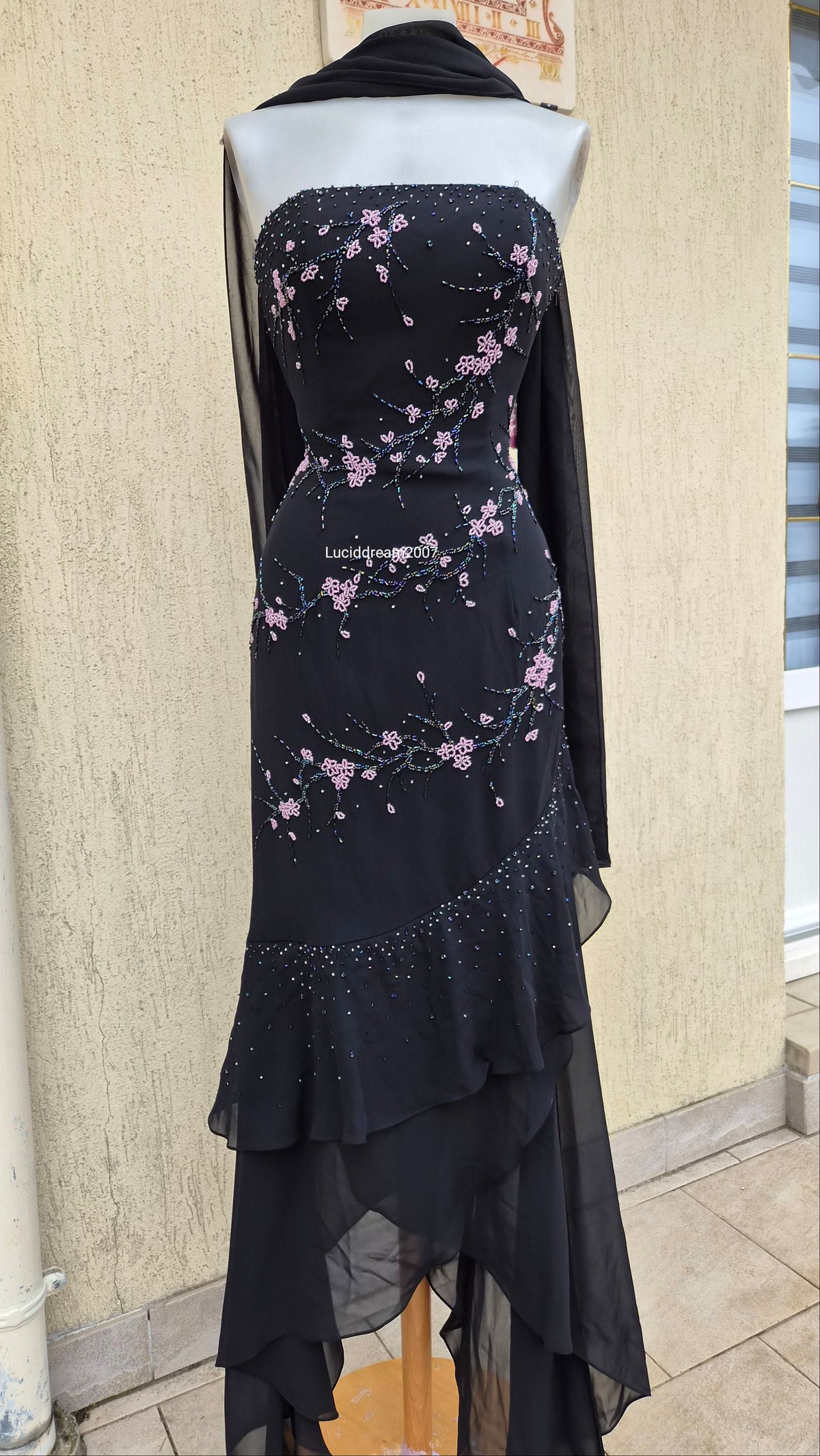 Robe bustier noire brodée de perles
