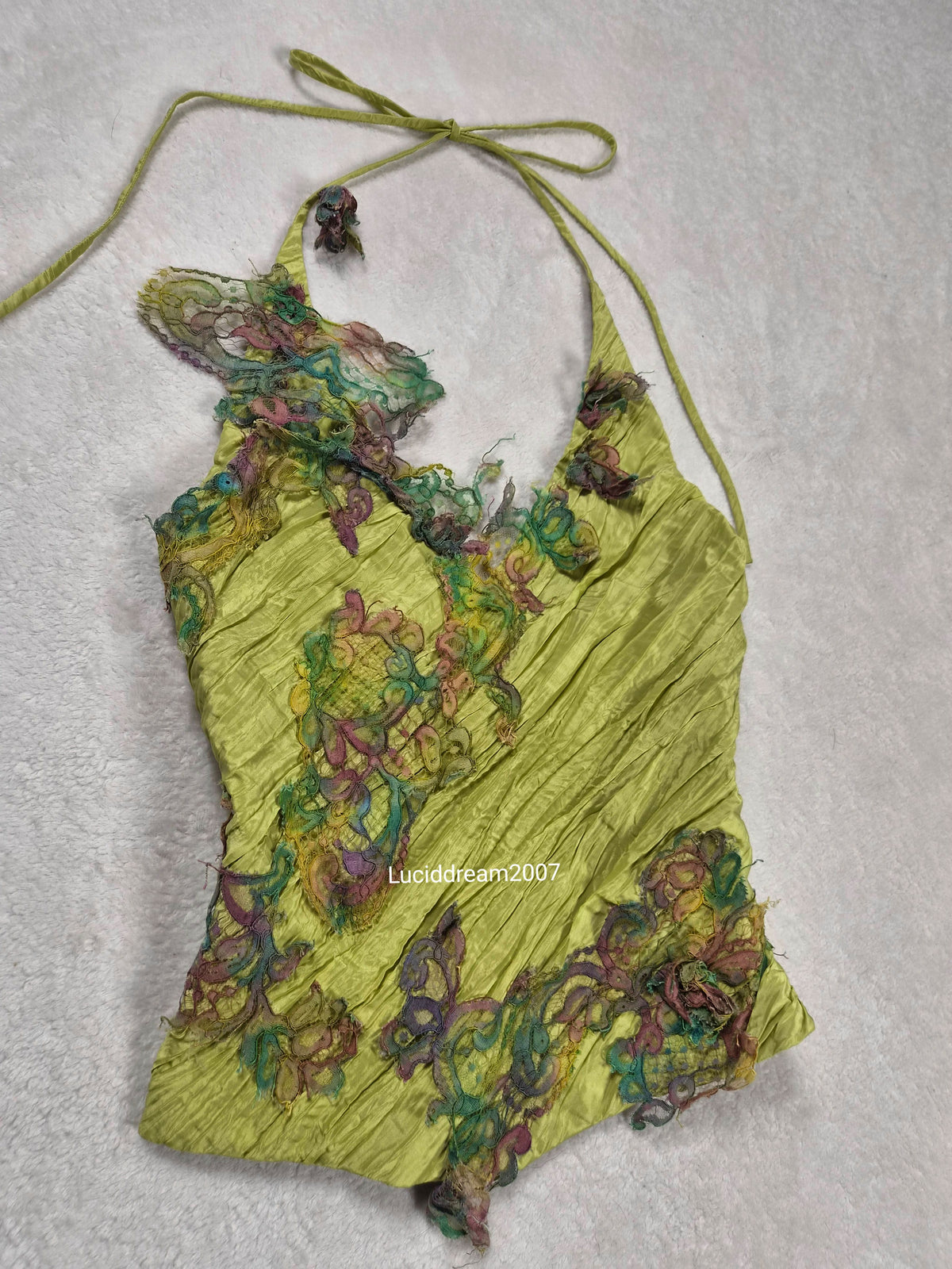 Dos nu vert avec broderies florales