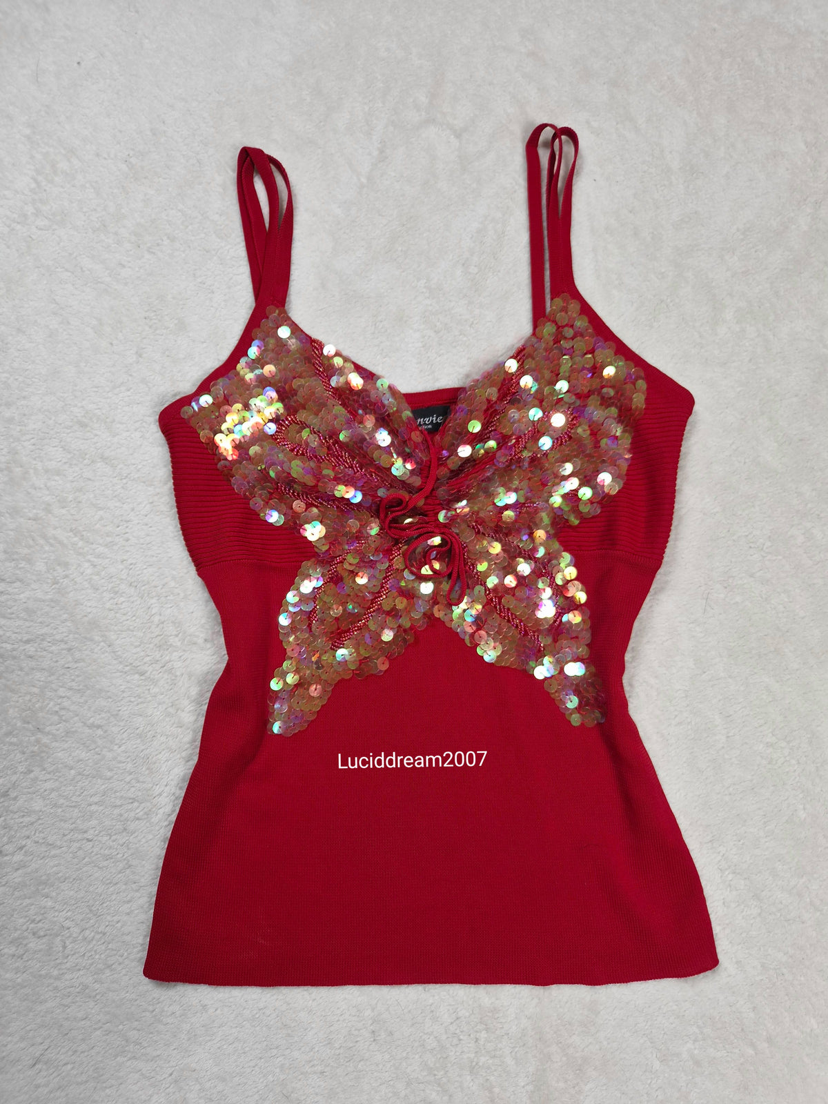 Haut rouge avec papillon en sequins