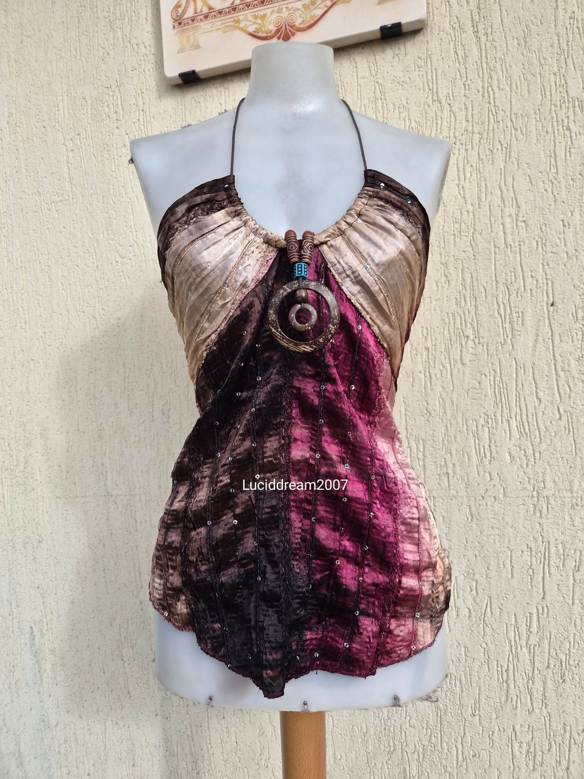 Haut dos nu tons beige et violet