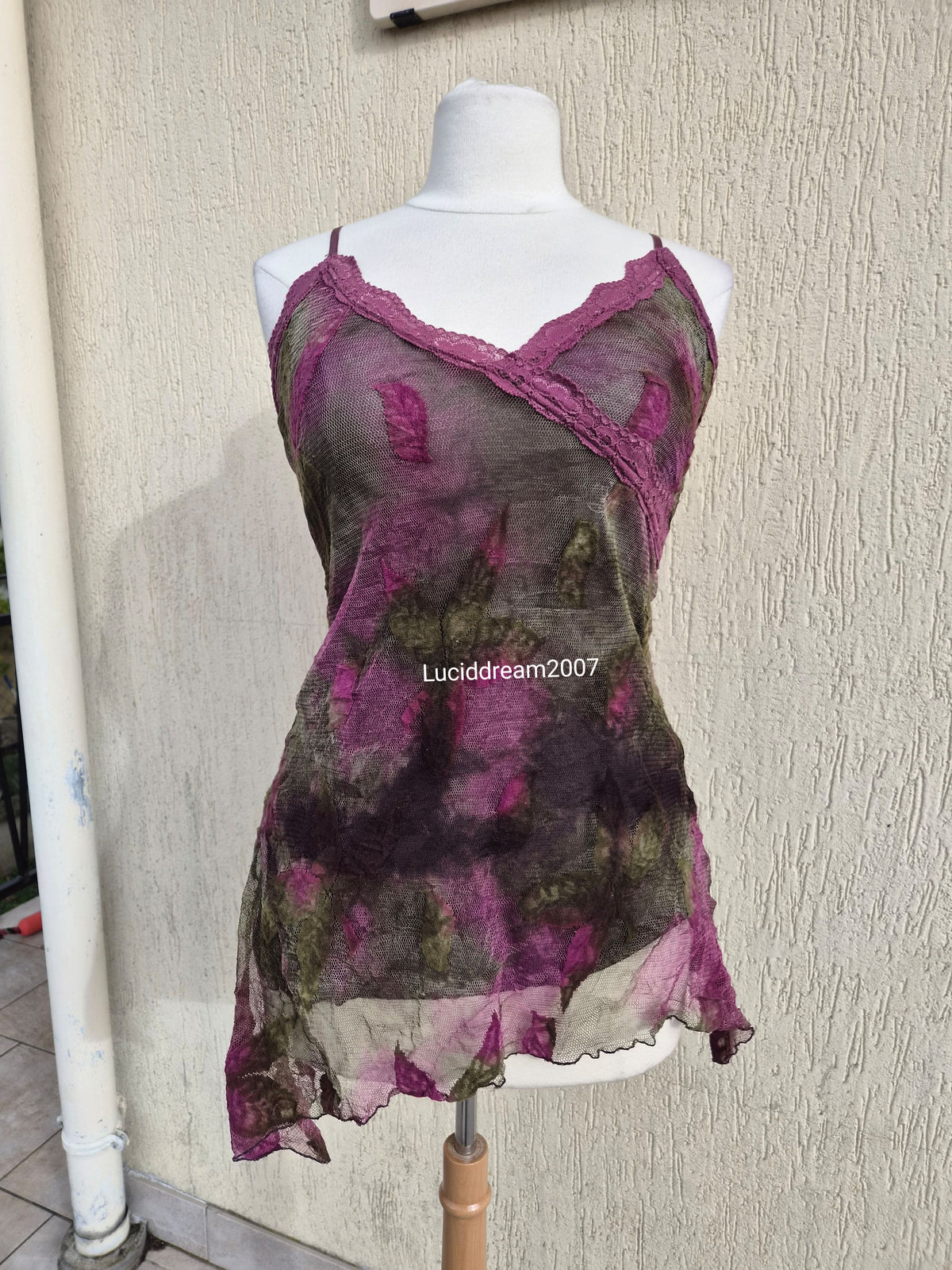 Haut en dentelle florale tons verts et rose