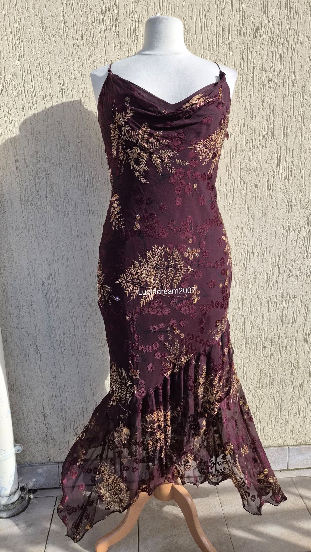 Robe en soie brodée tons marron