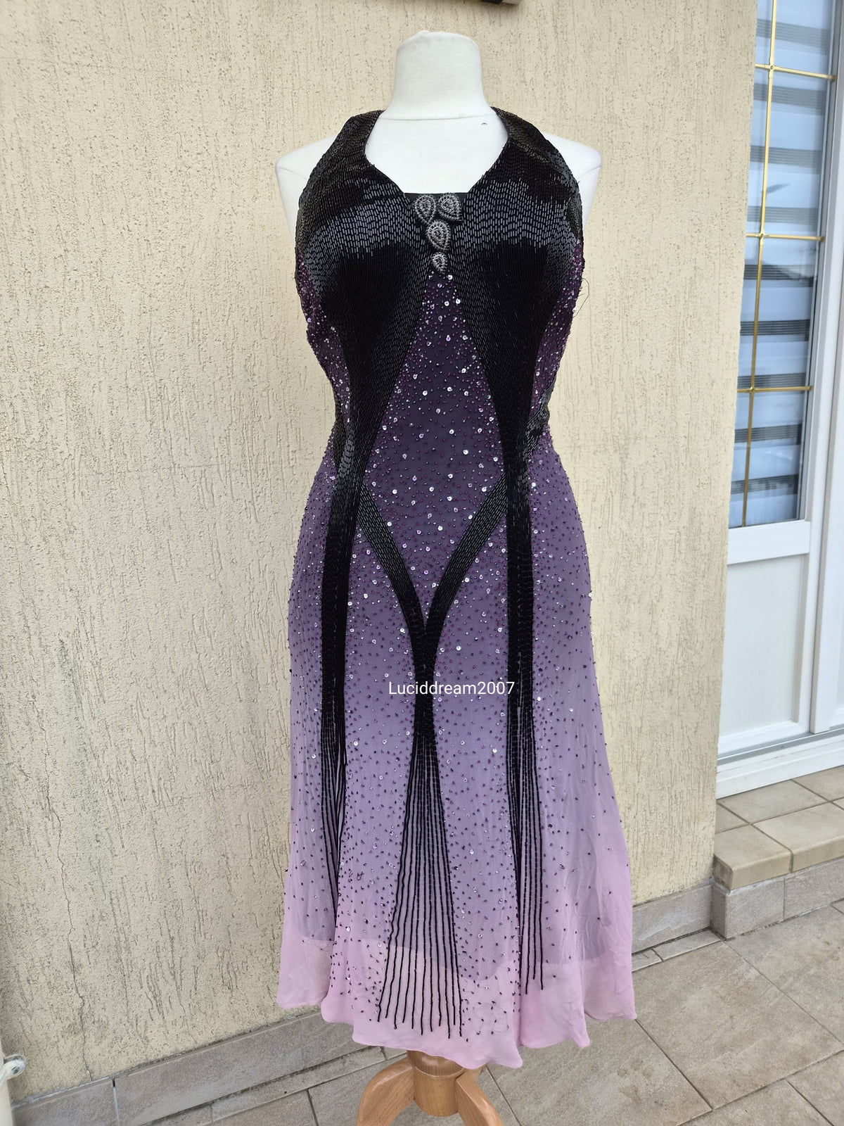 Robe dos nue en soie brodée