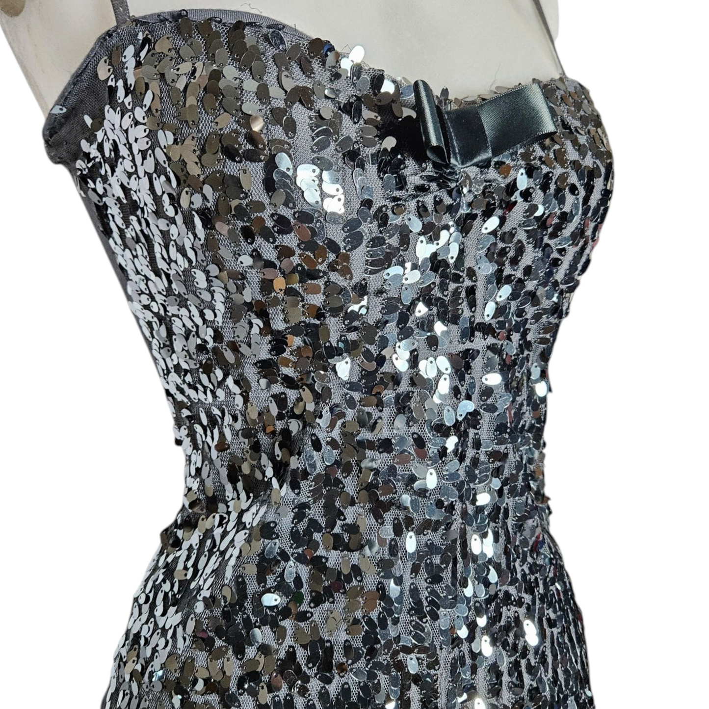Robe en sequins argentés