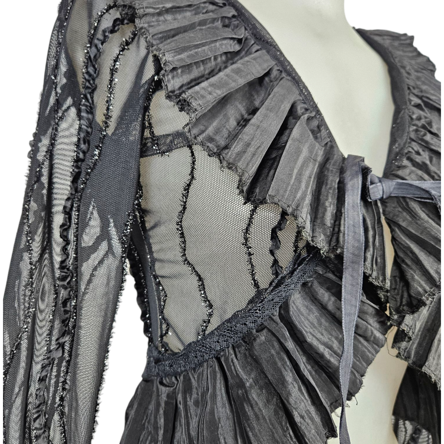 Boléro en voile et volants satinés