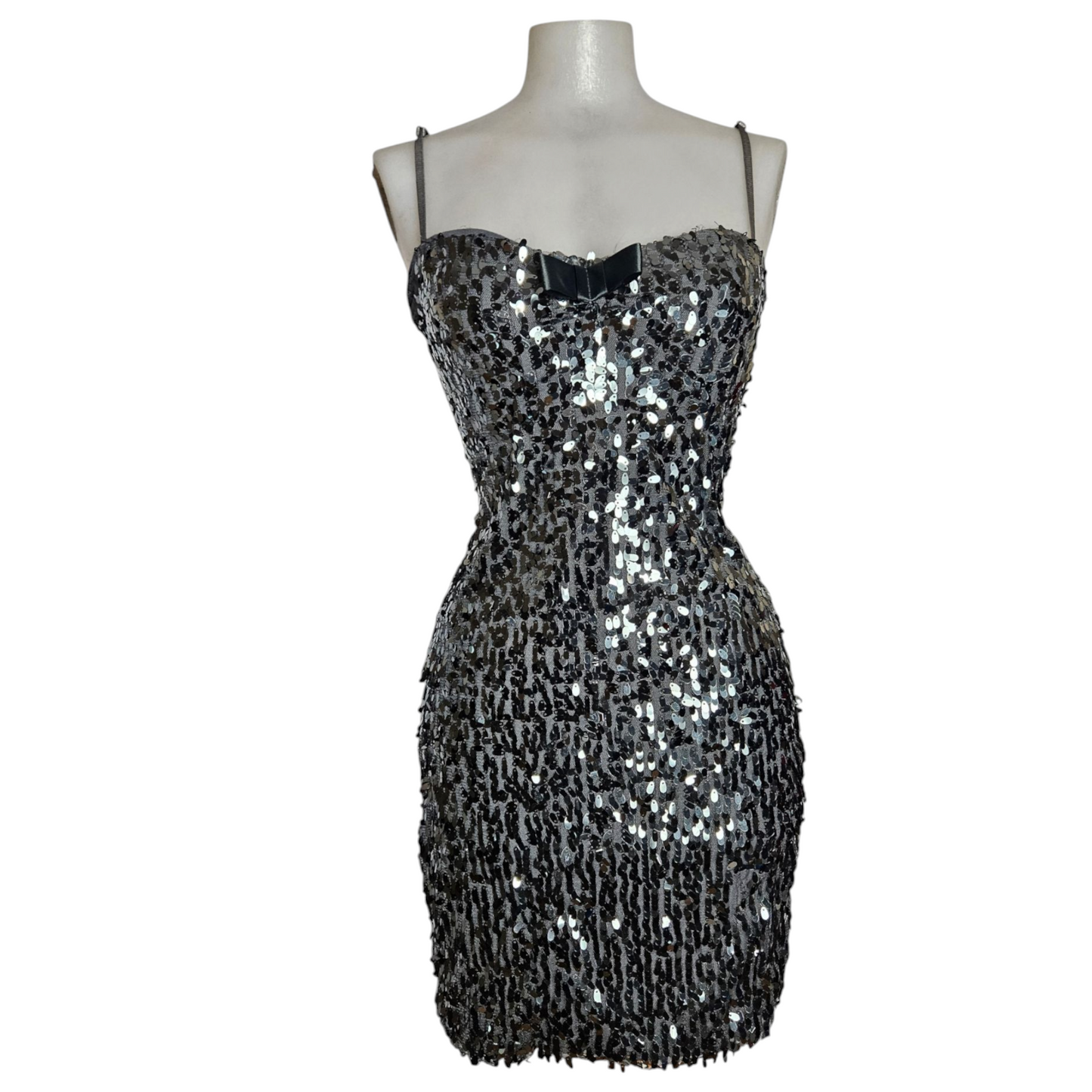 Robe en sequins argentés