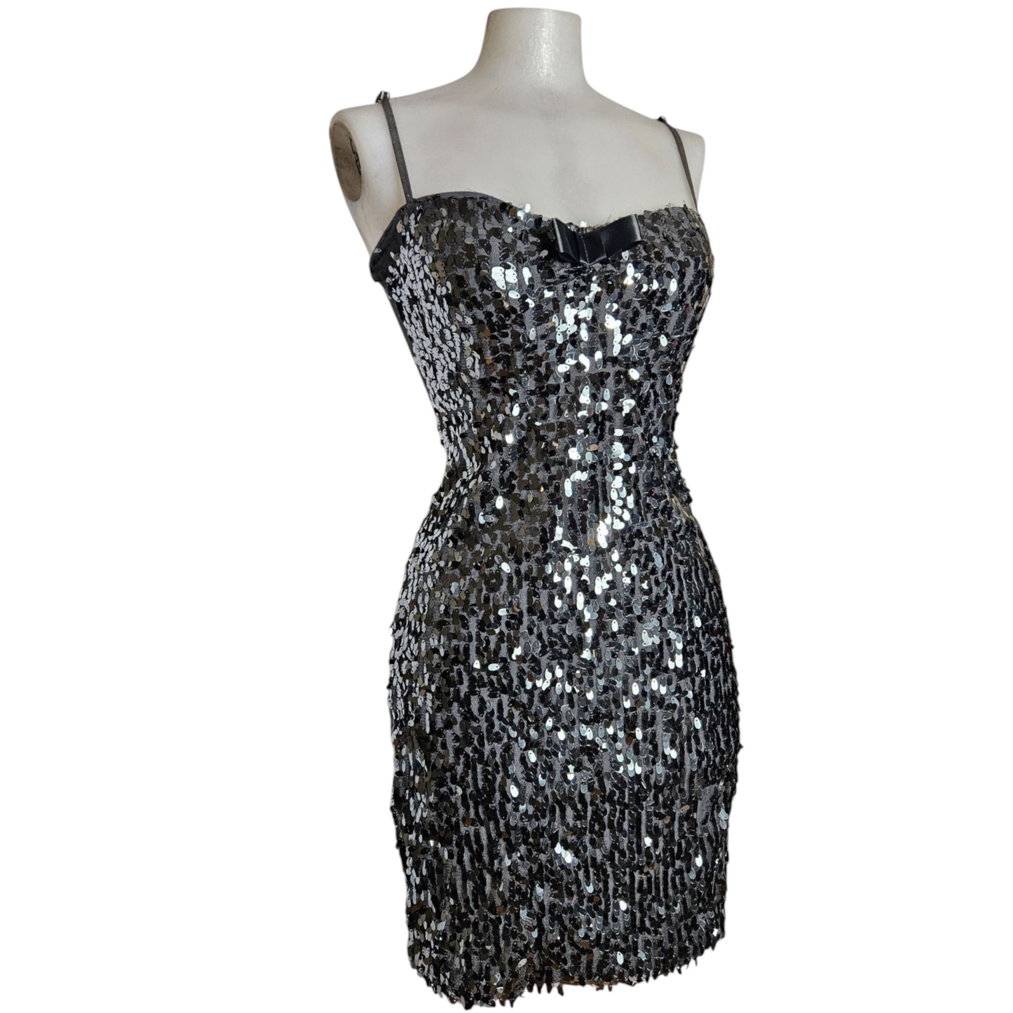 Robe en sequins argentés