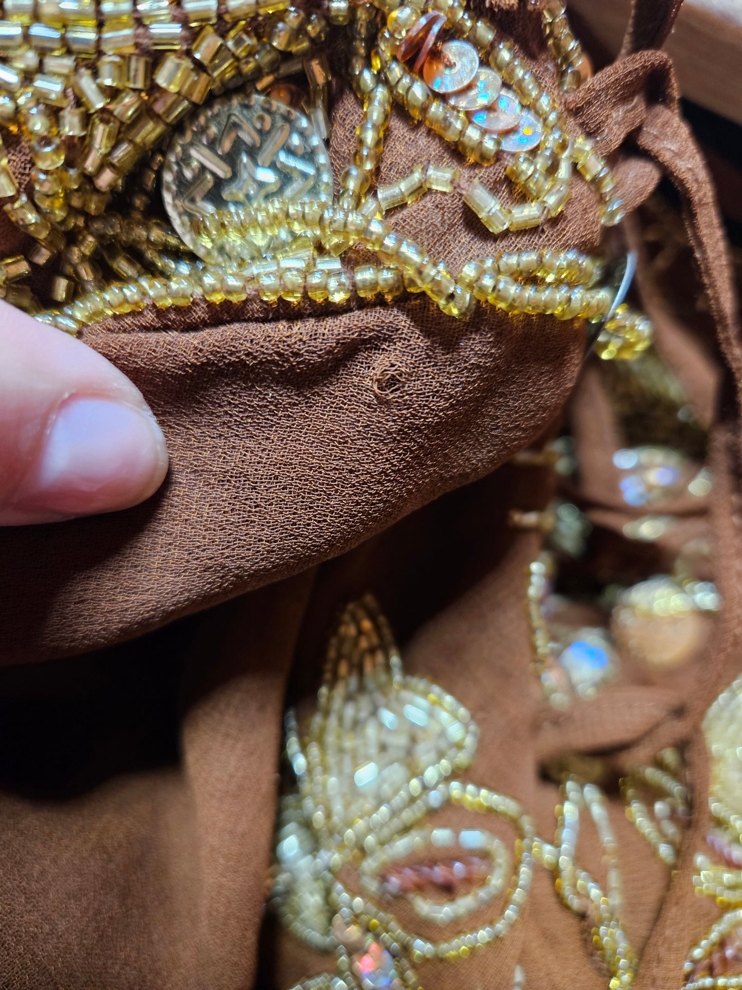 Pantalon en voile brodé de perles et sequins