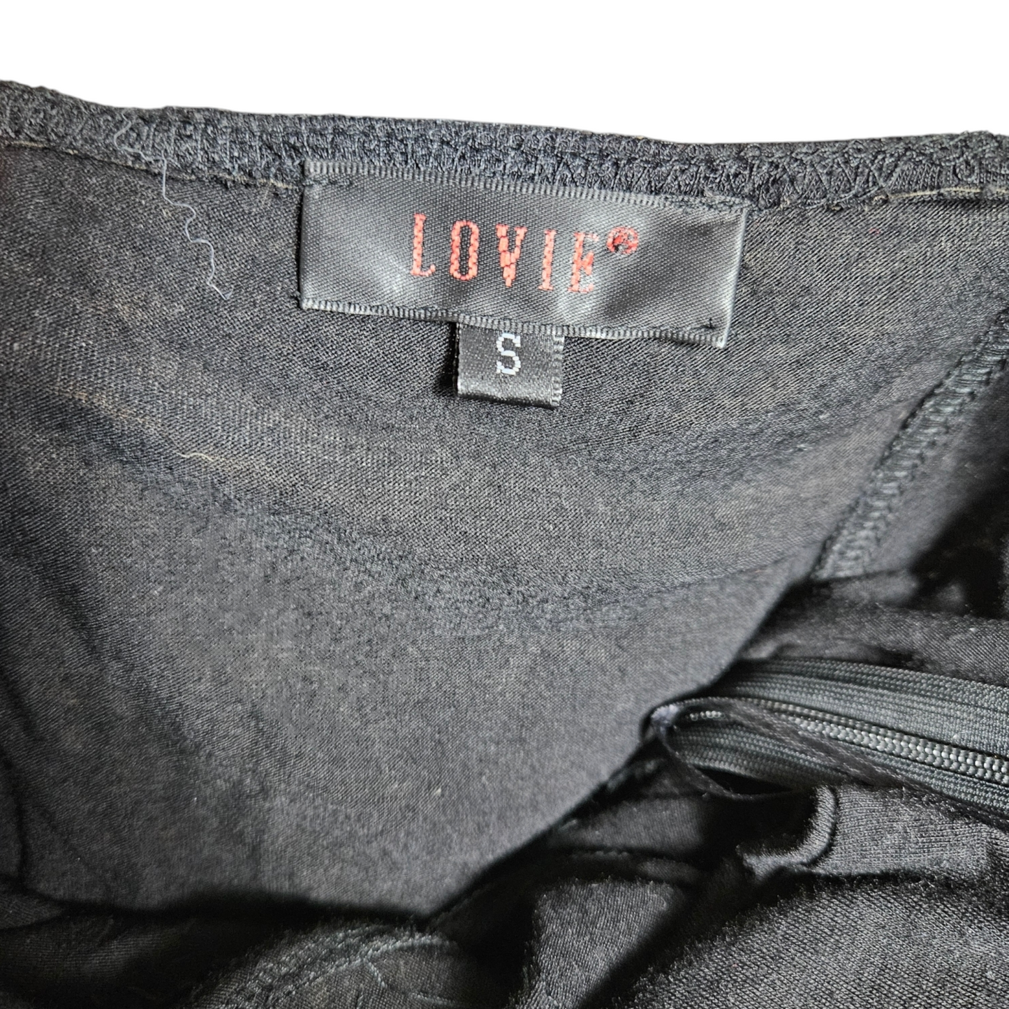 Corset brodé de dentelle et perles