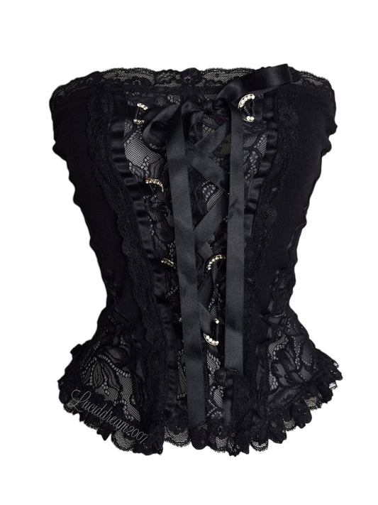 Haut de type bustier noir avec détails en dentelle florale. Avec laçage central ajustable à l'aide d'un ruban en satin noir. Sortie d'une reverie vintage goth