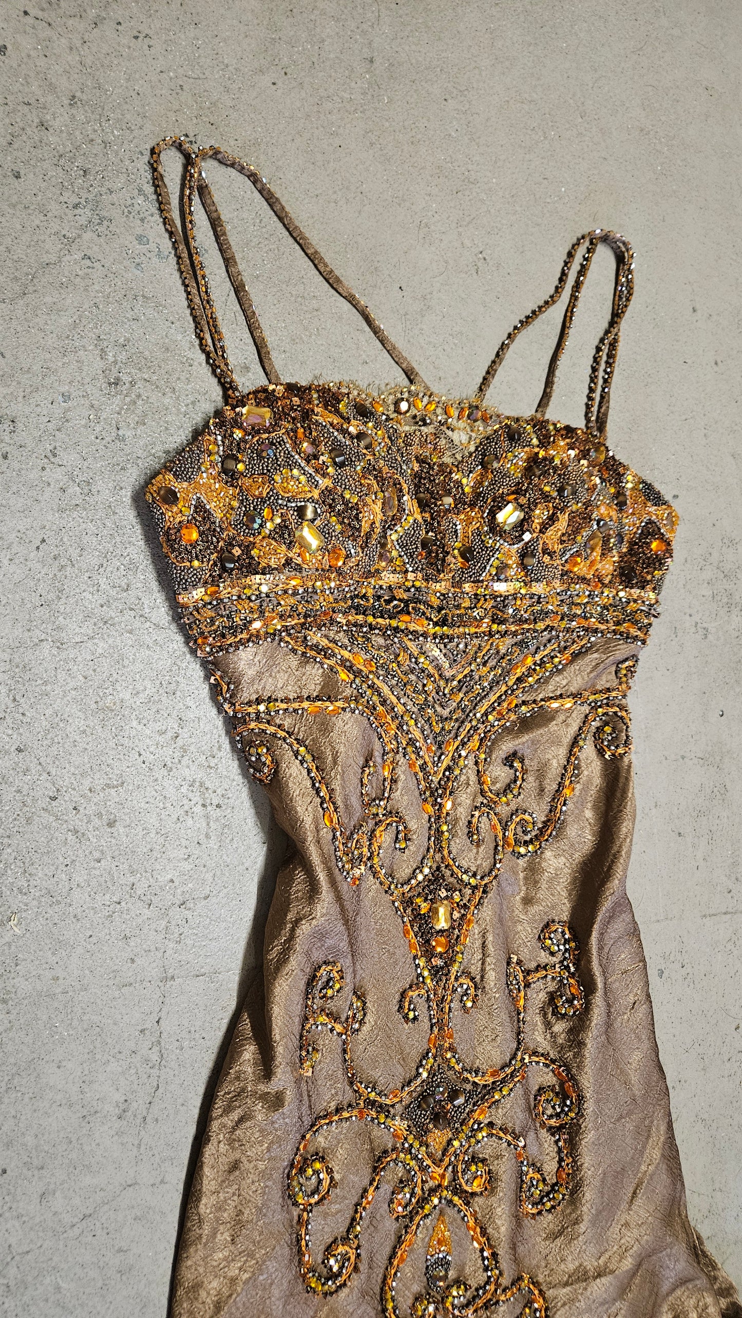 Vestido de noche bordado con perlas