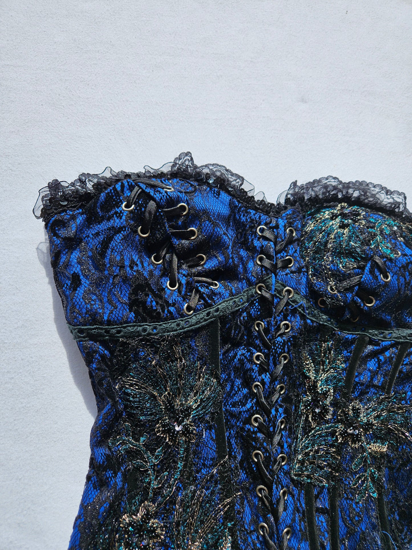 Corset brodé