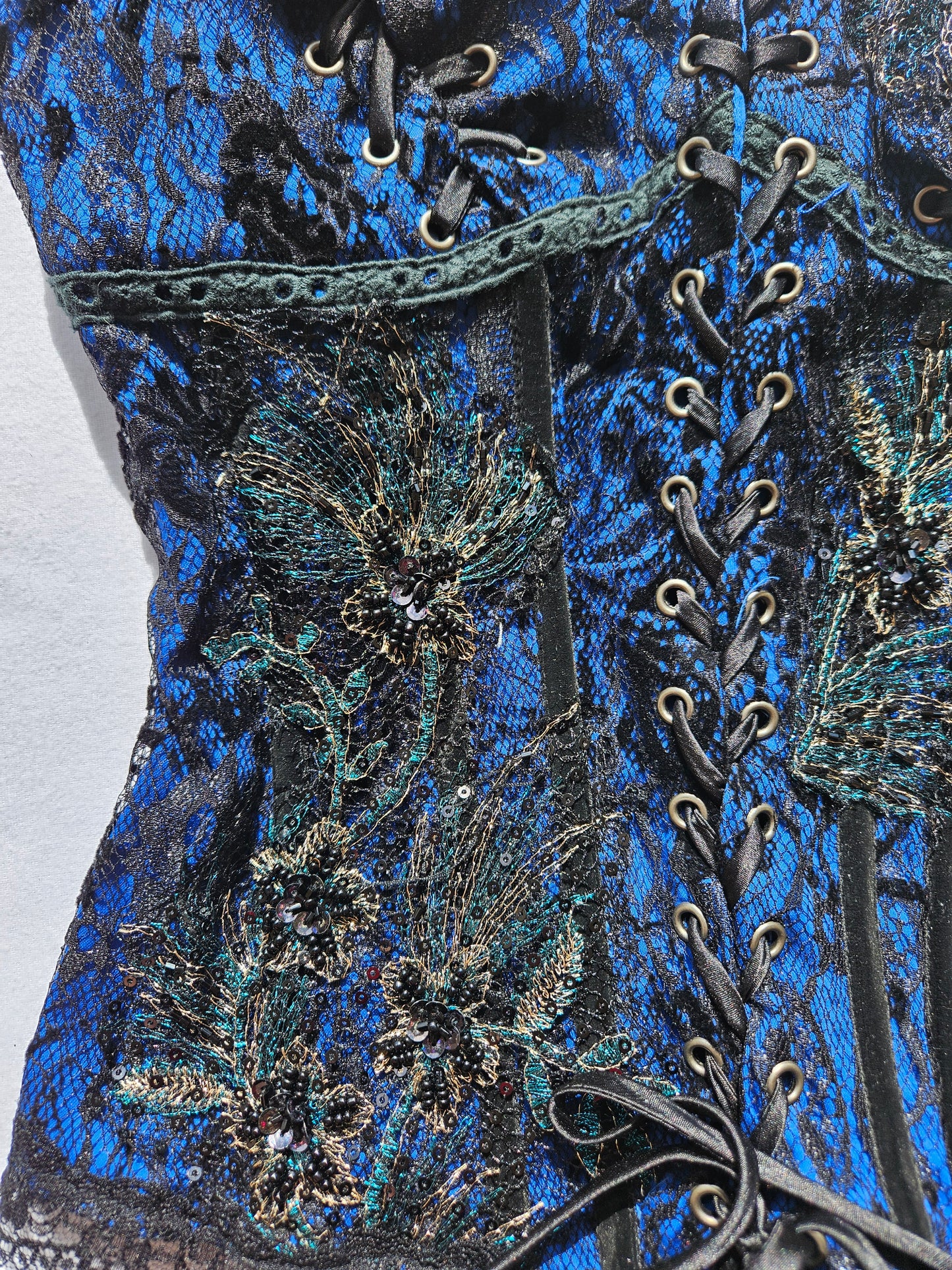 Corset brodé