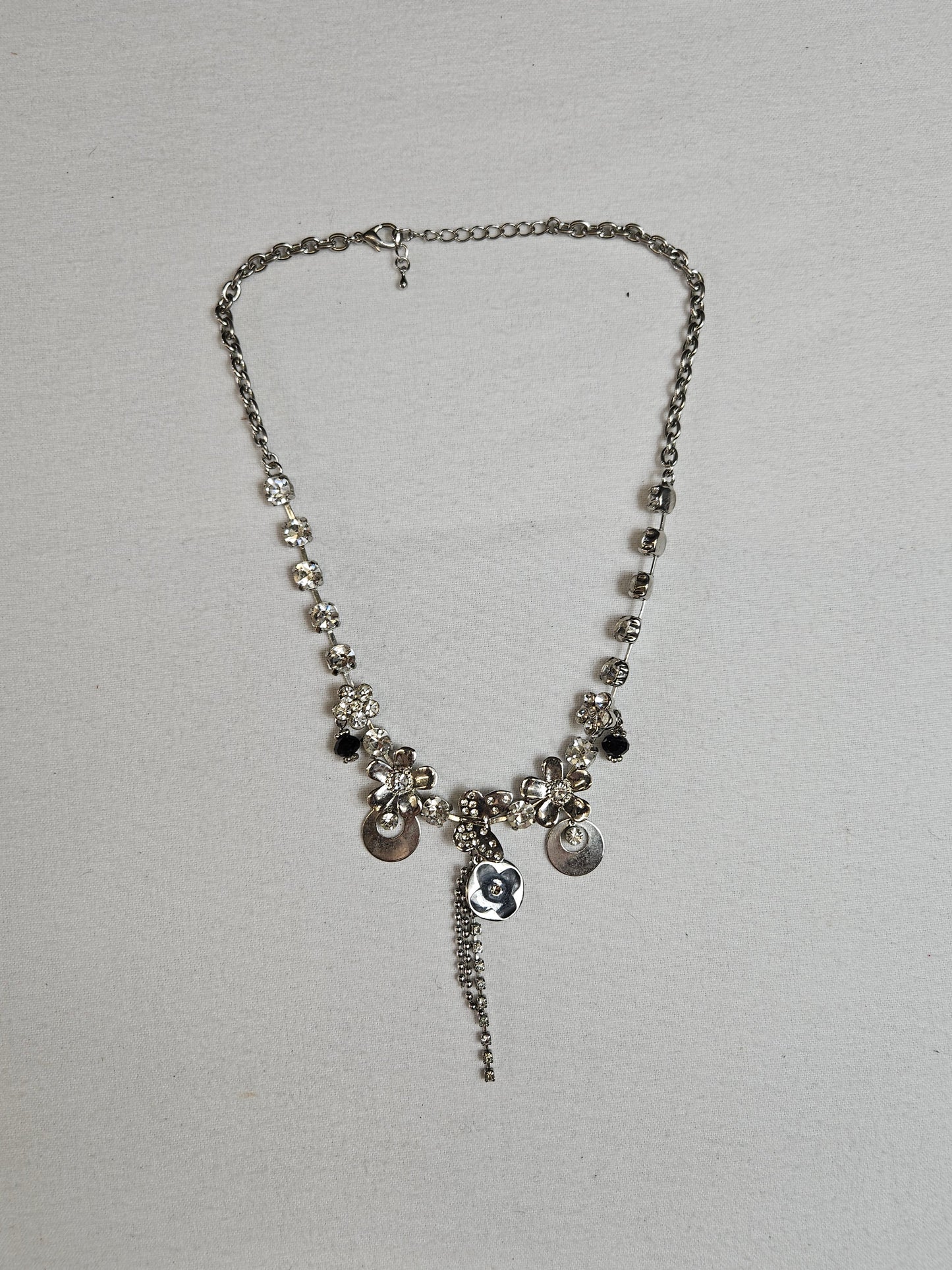 Collier en métal fleurs et breloques