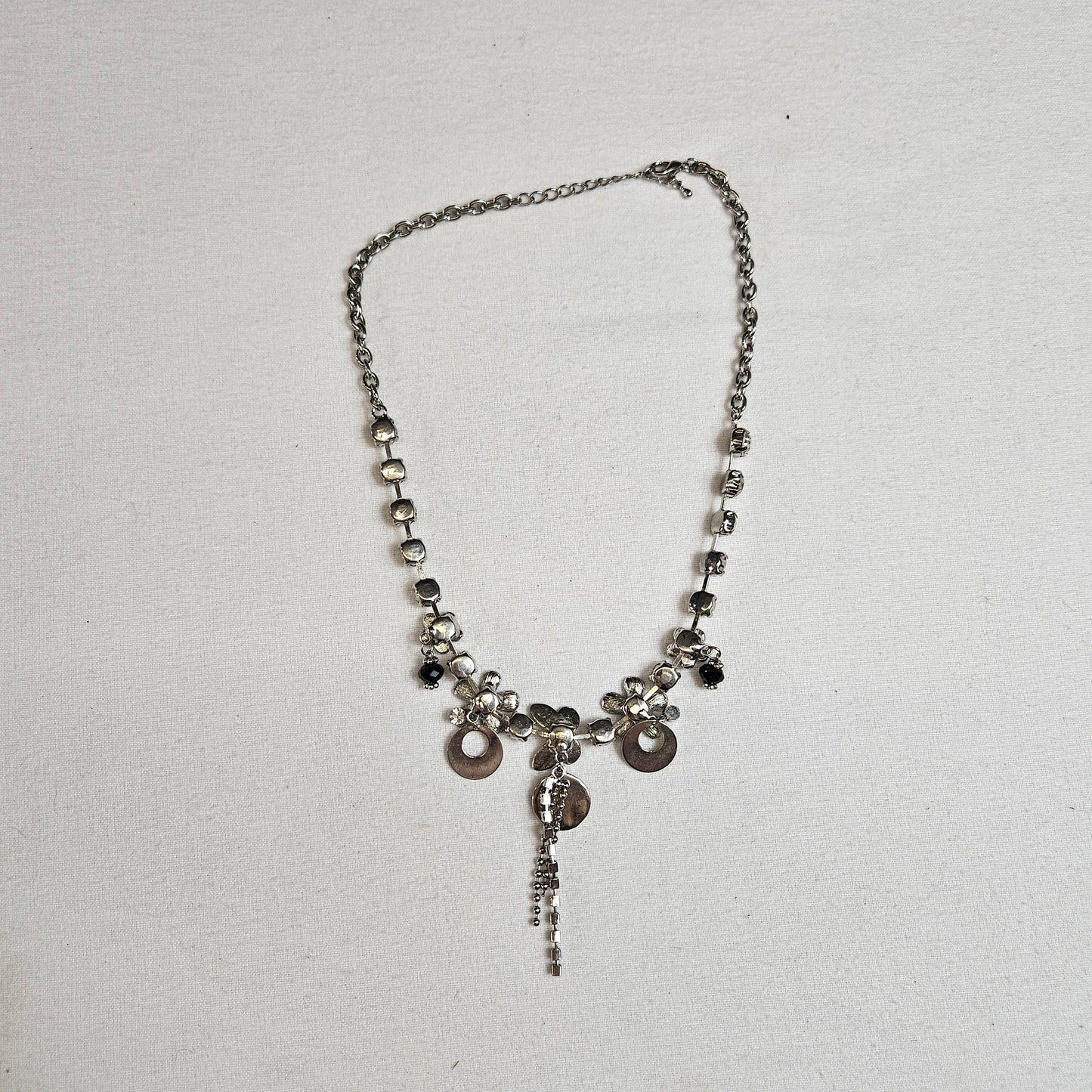 Collier en métal fleurs et breloques