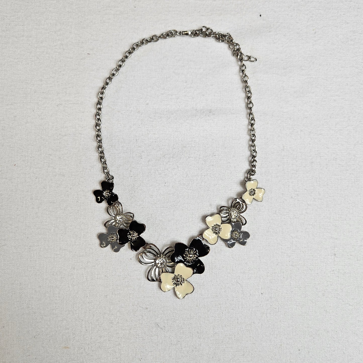 Collier floral en métal