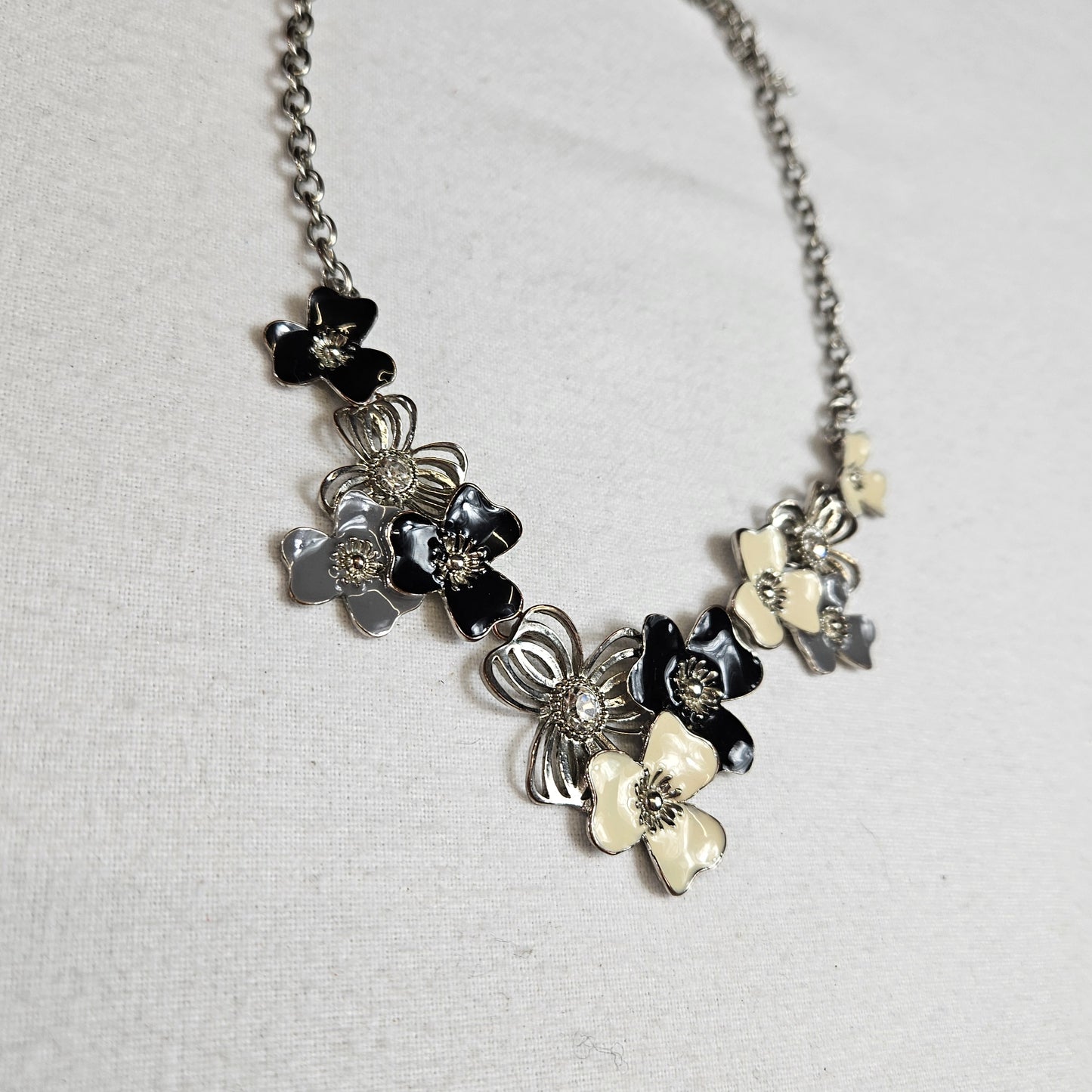 Collier floral en métal