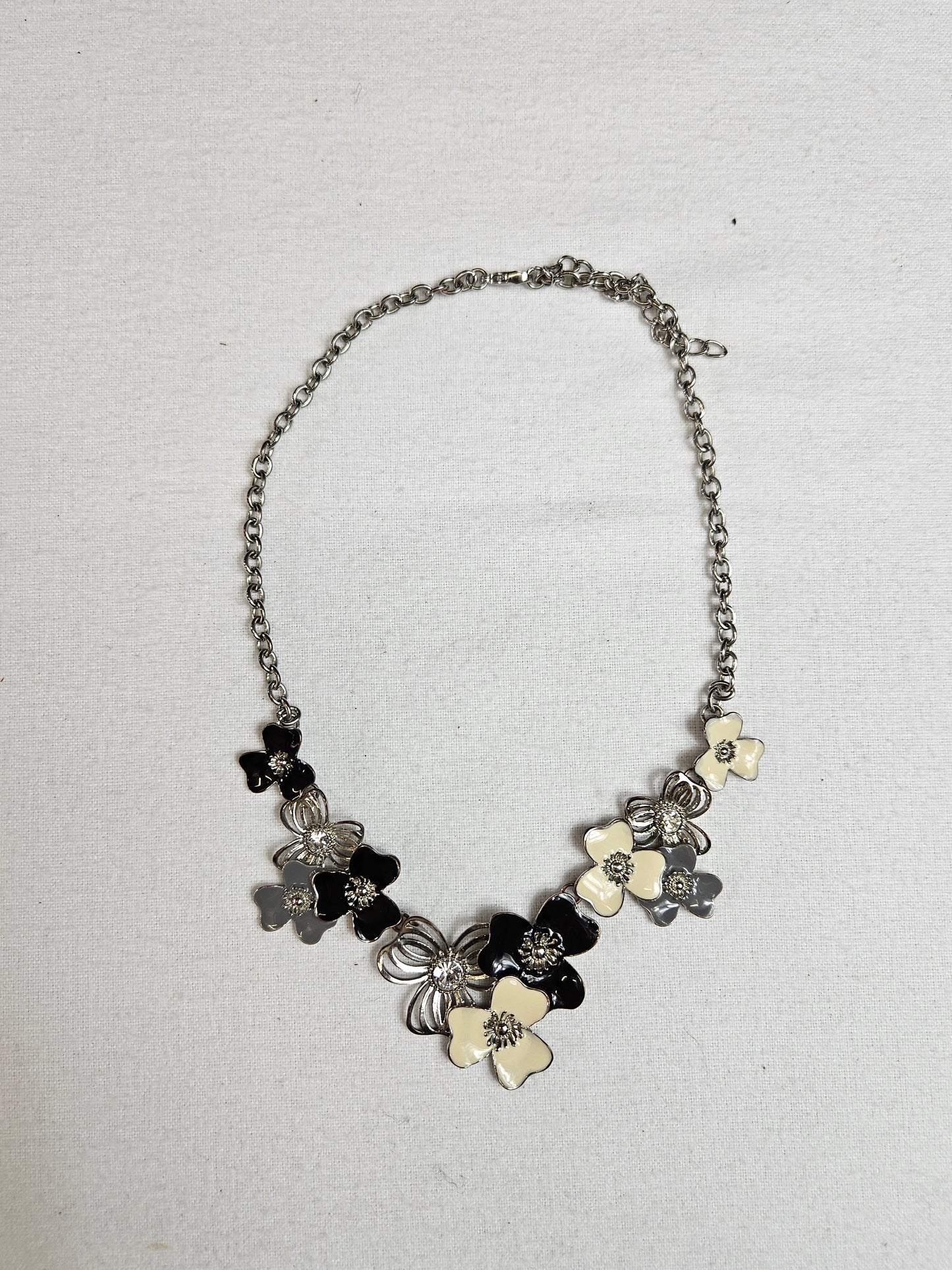 Collier floral en métal