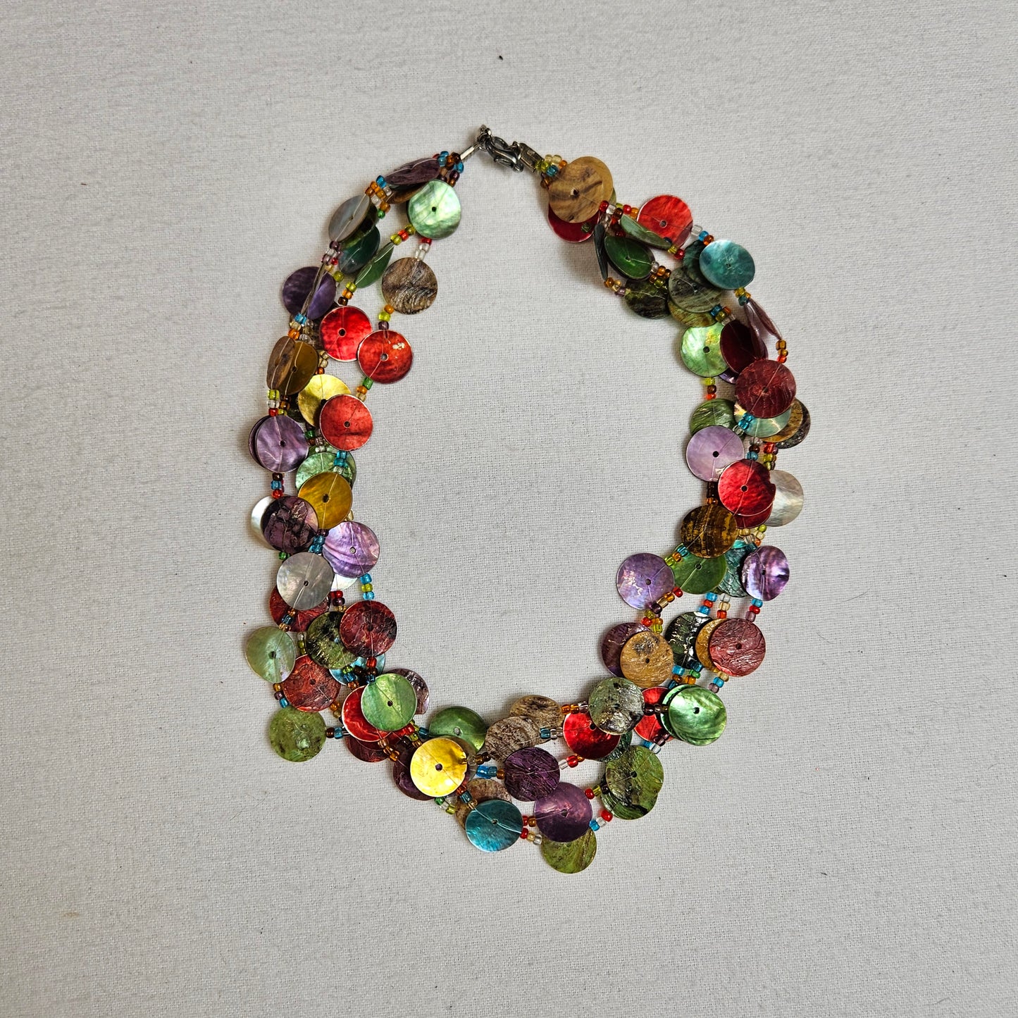 Collier multirangs multicolore