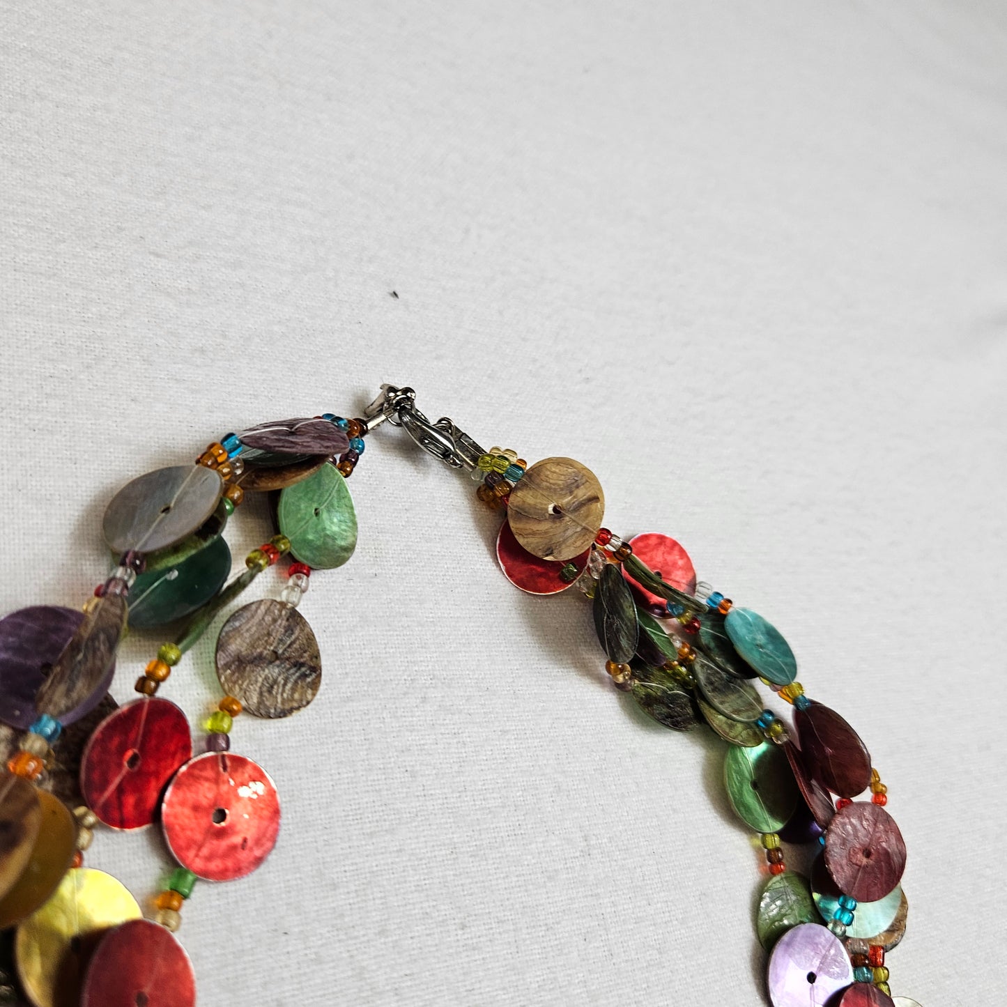 Collier multirangs multicolore