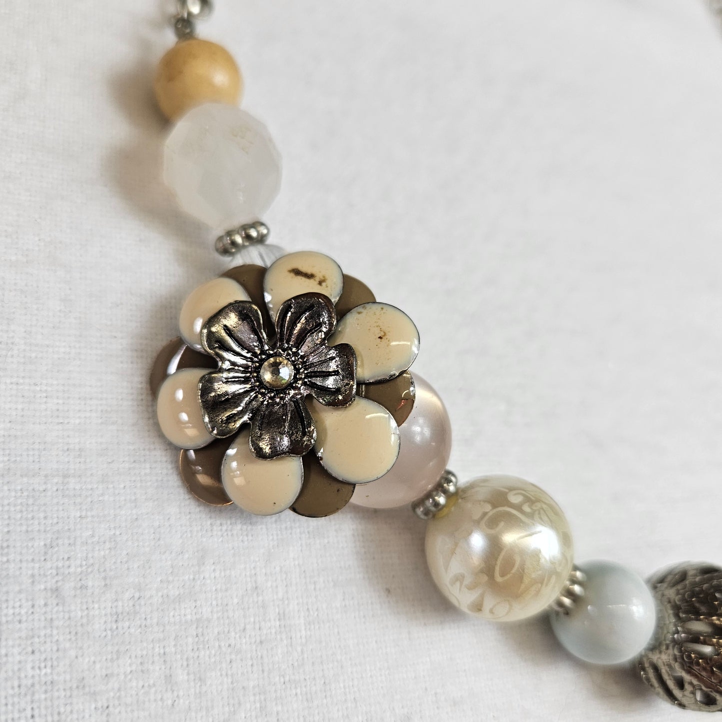 Collier orné de perles et fleuris