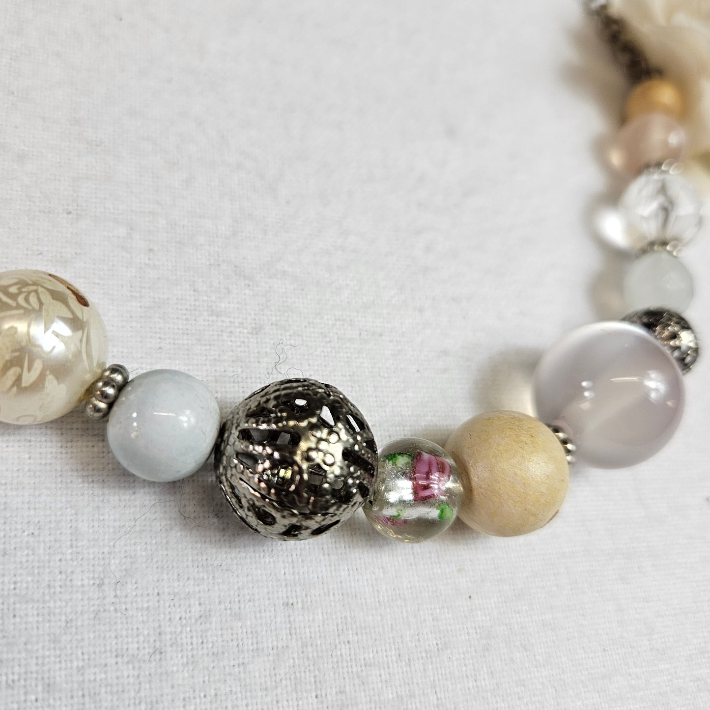 Collier orné de perles et fleuris