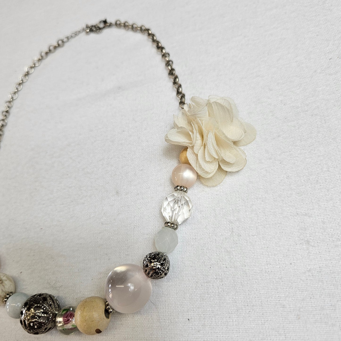 Collier orné de perles et fleuris