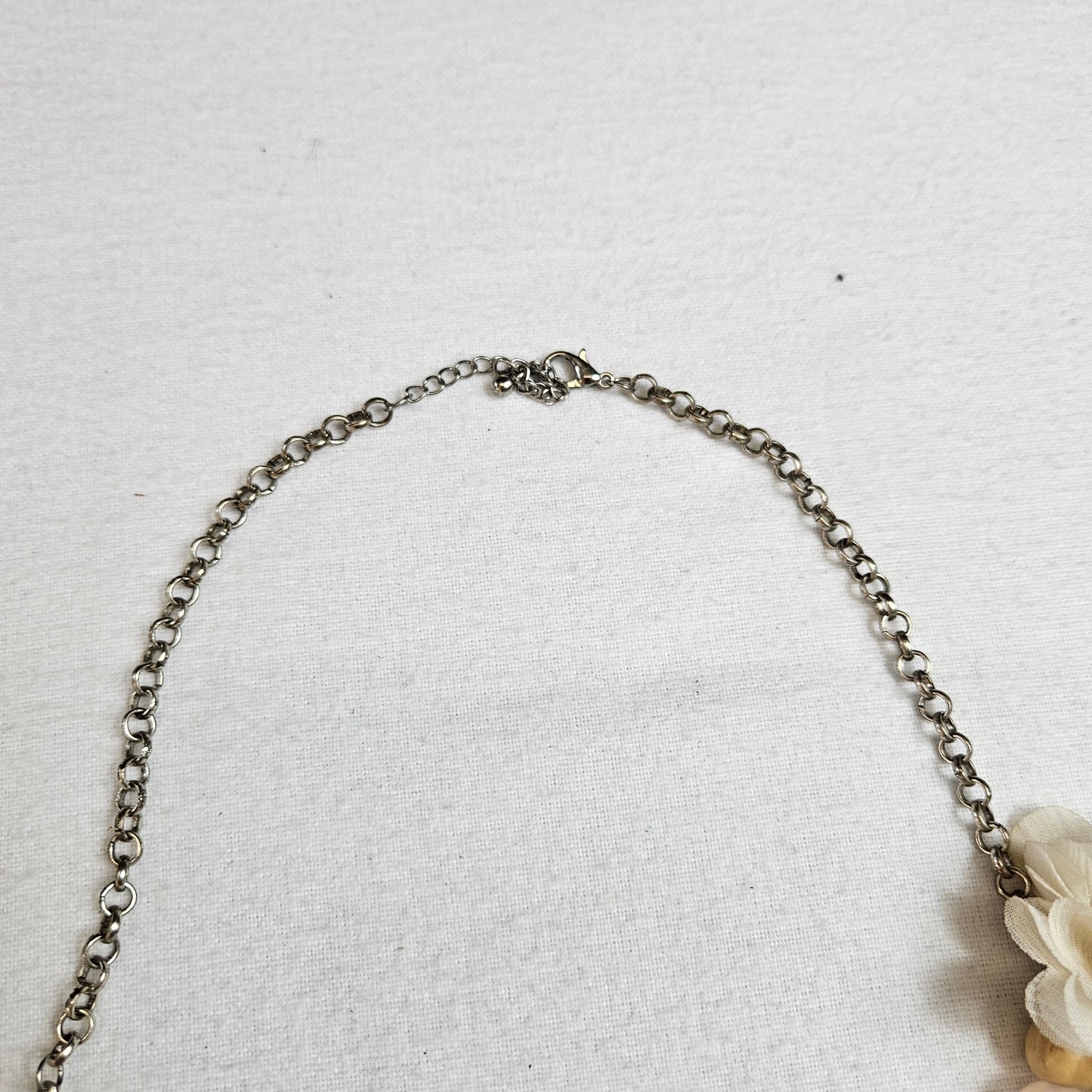 Collier orné de perles et fleuris