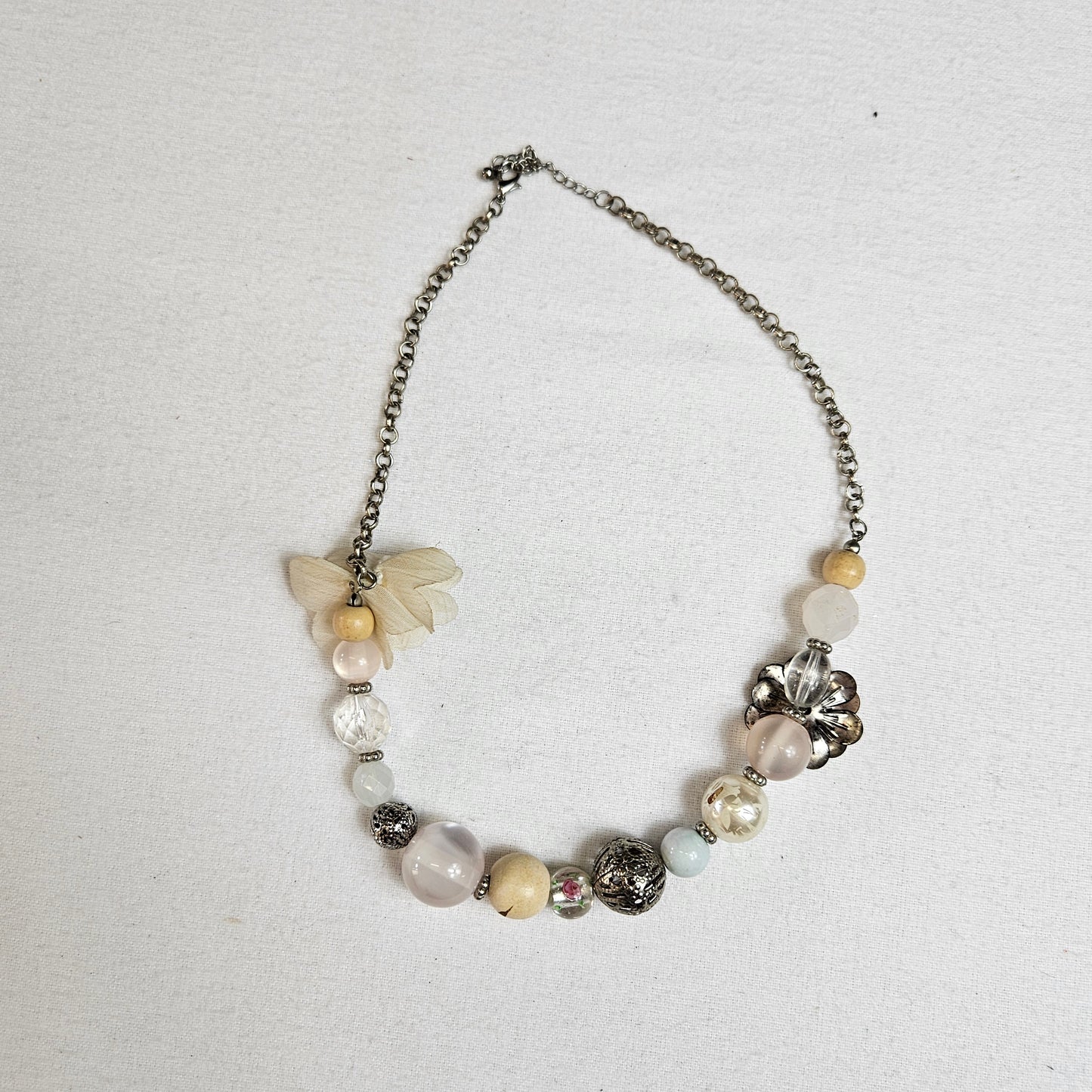 Collier orné de perles et fleuris