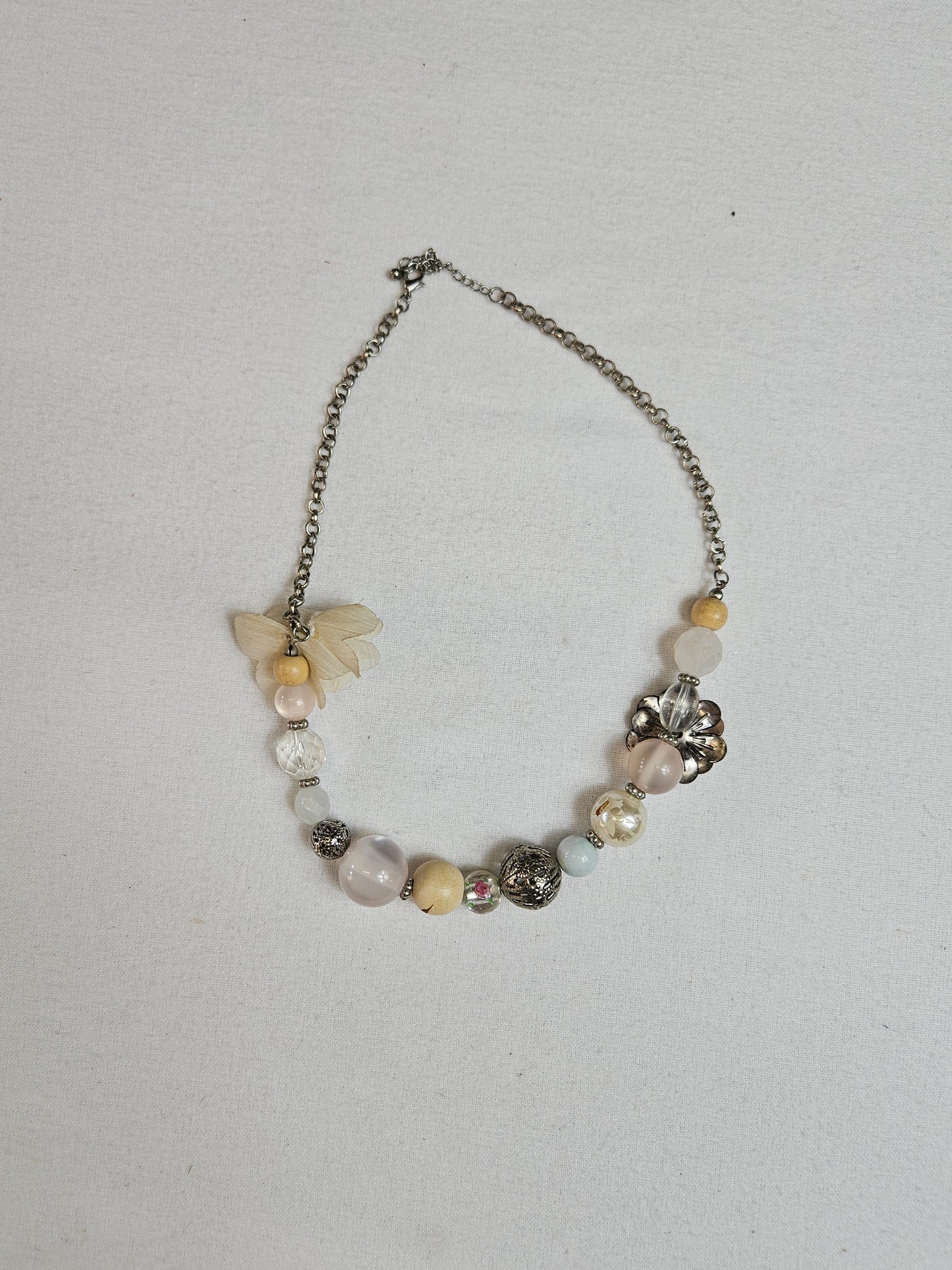 Collier orné de perles et fleuris