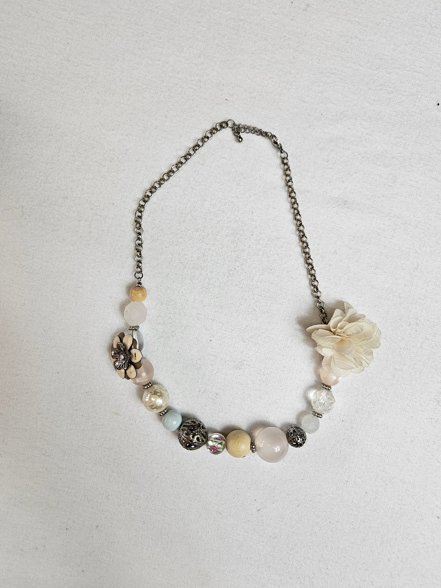 Collier orné de perles et fleuris