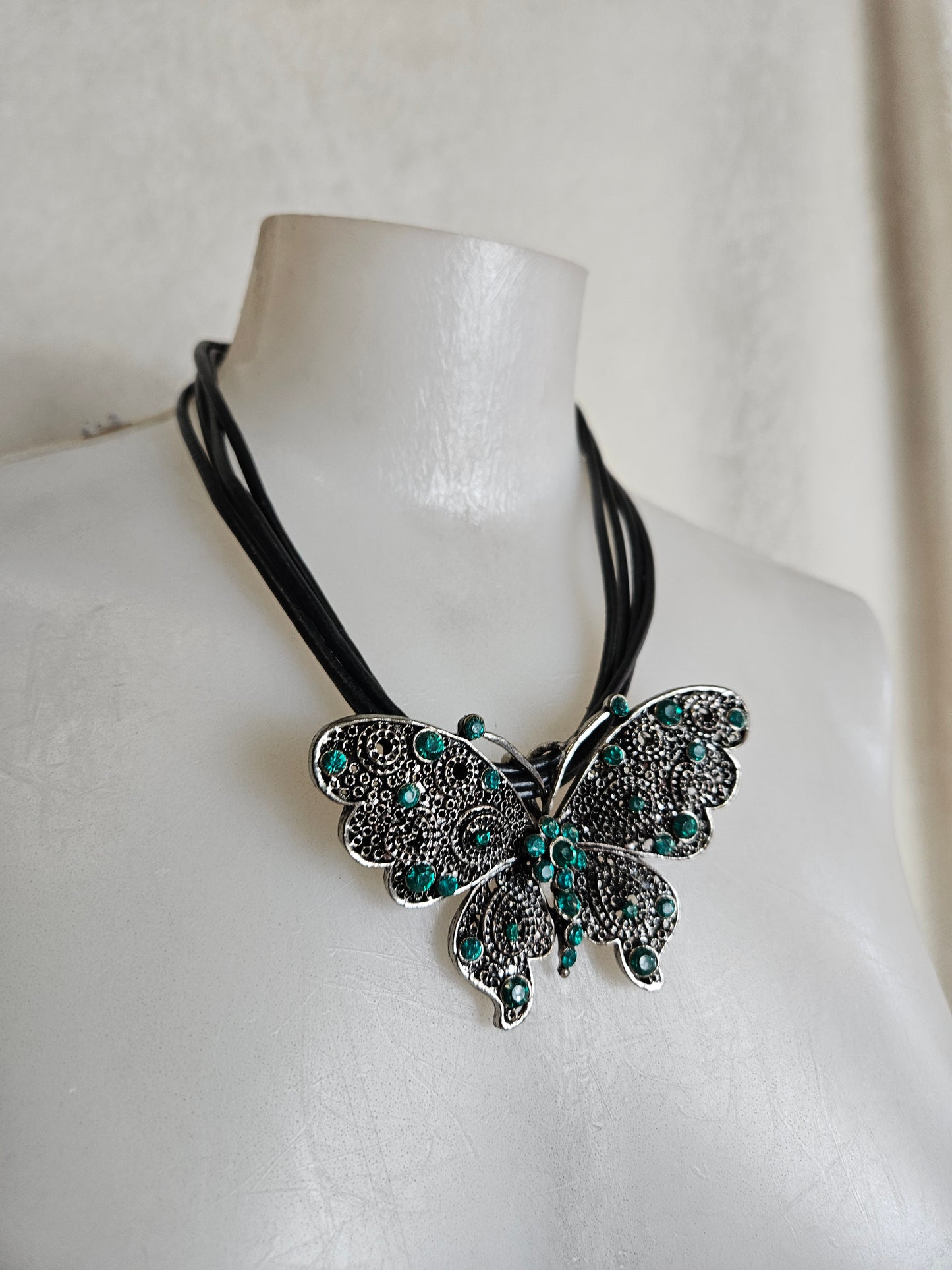 Maxi butterfly necklace in metal and stones