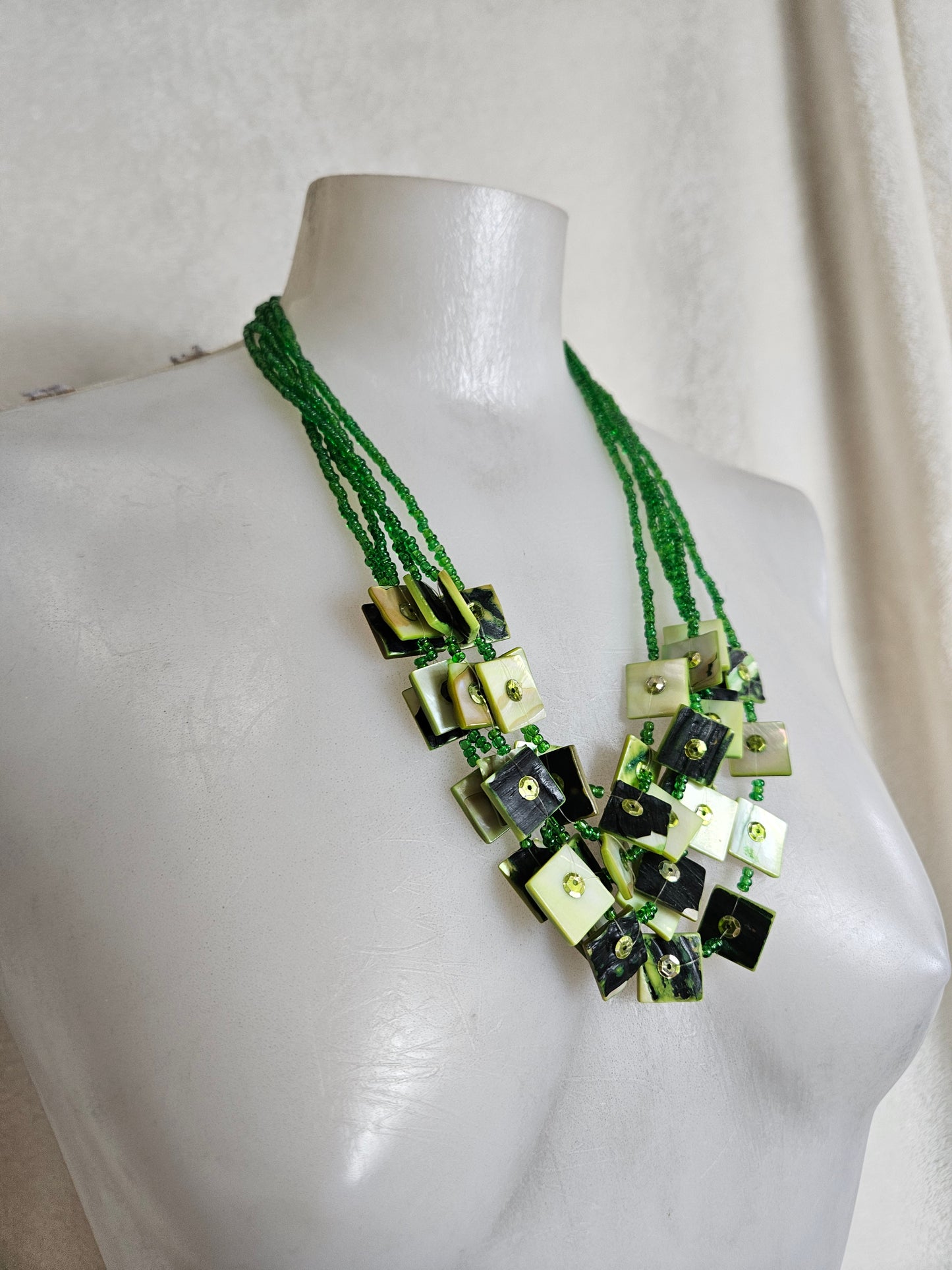 Green multi-row necklace