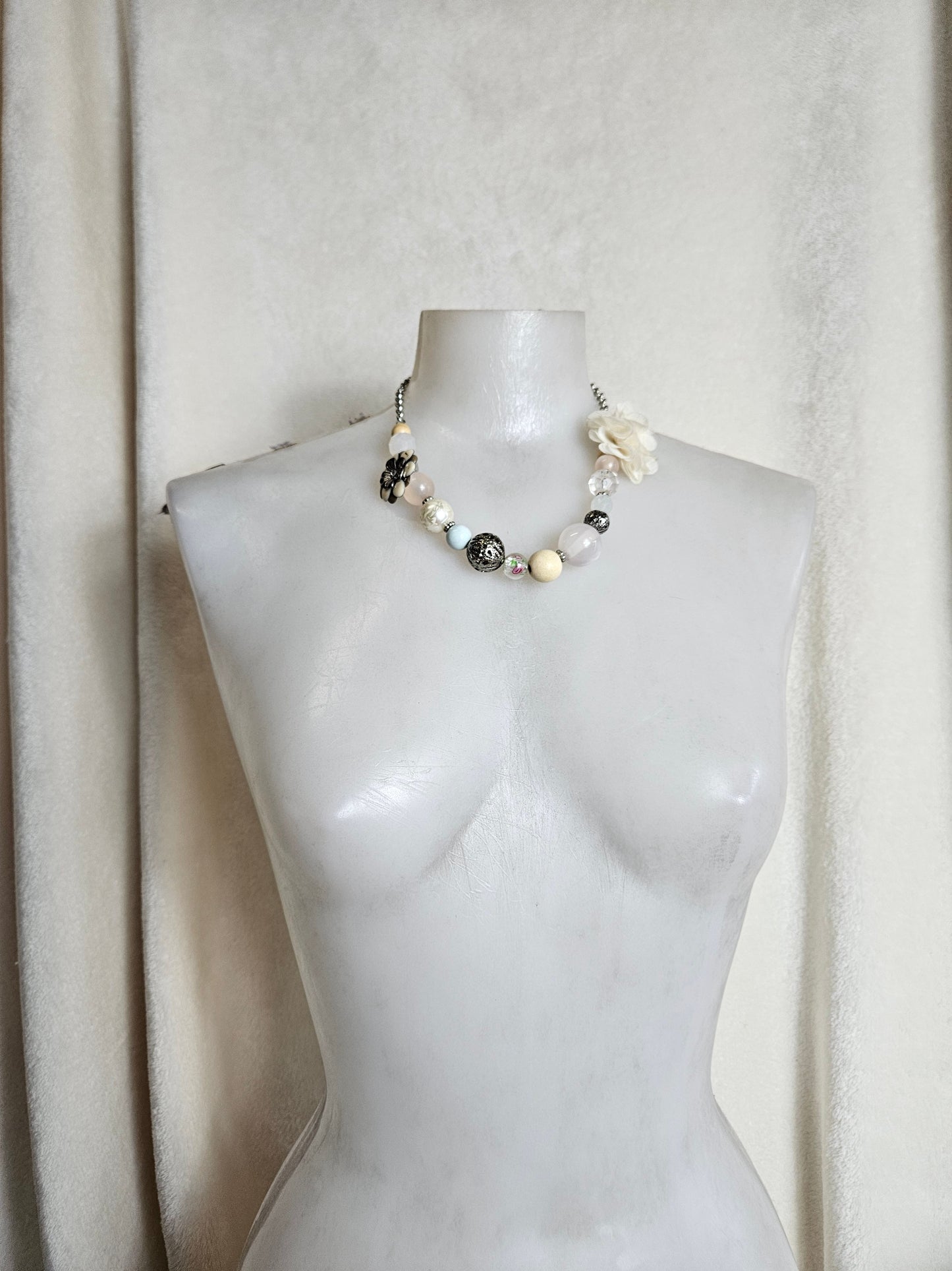 Collier orné de perles et fleuris