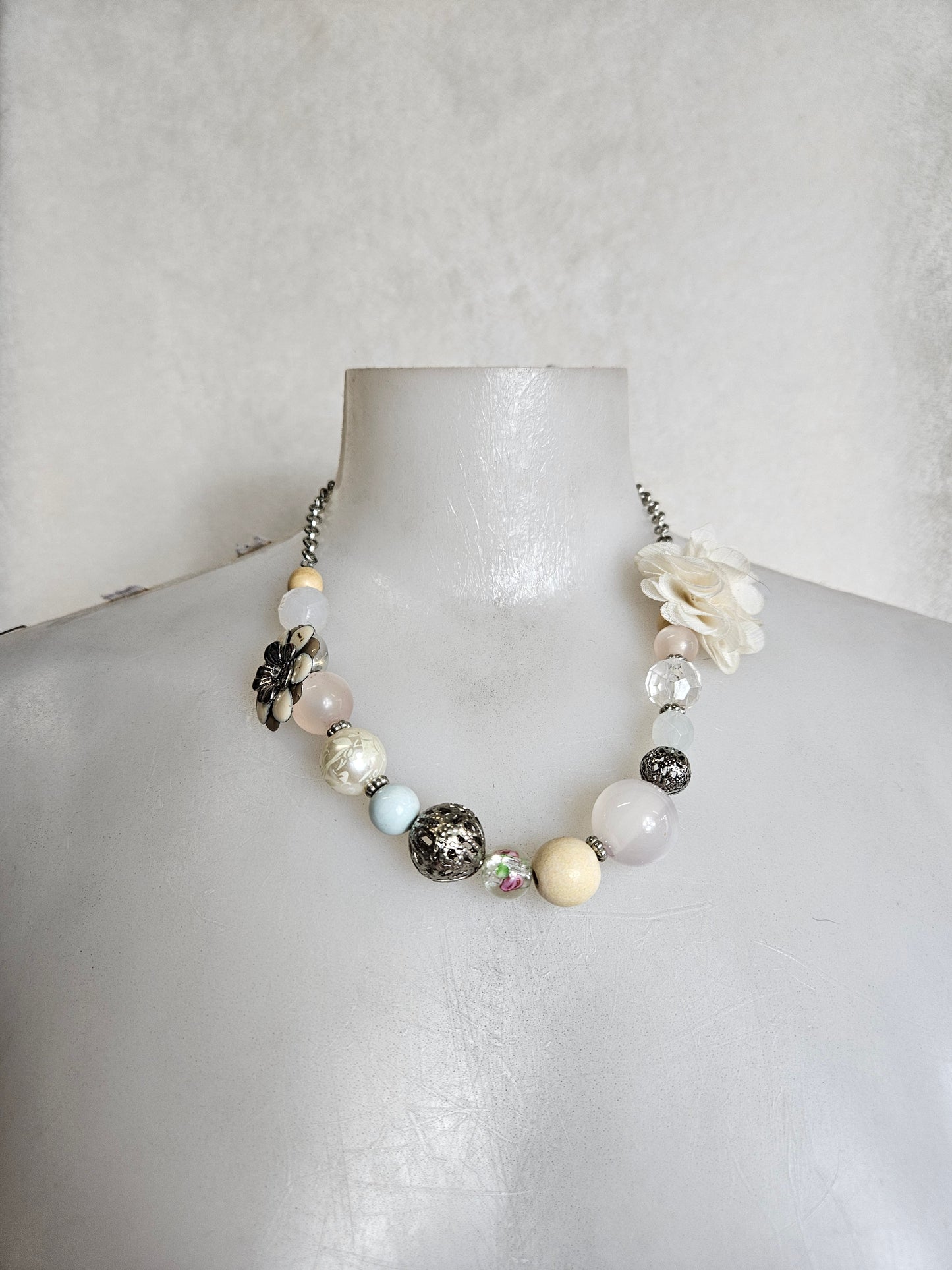 Collier orné de perles et fleuris