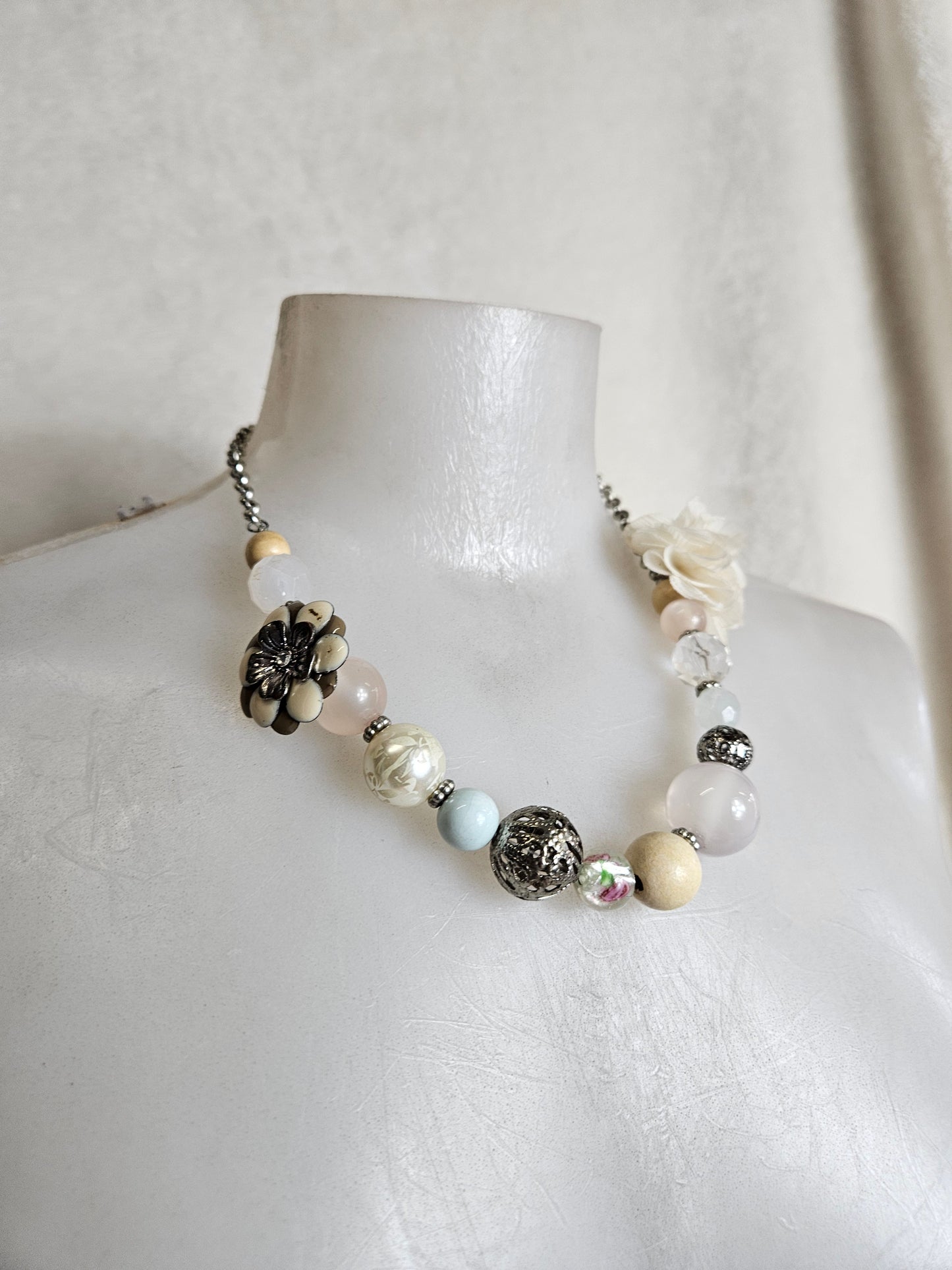 Collier orné de perles et fleuris