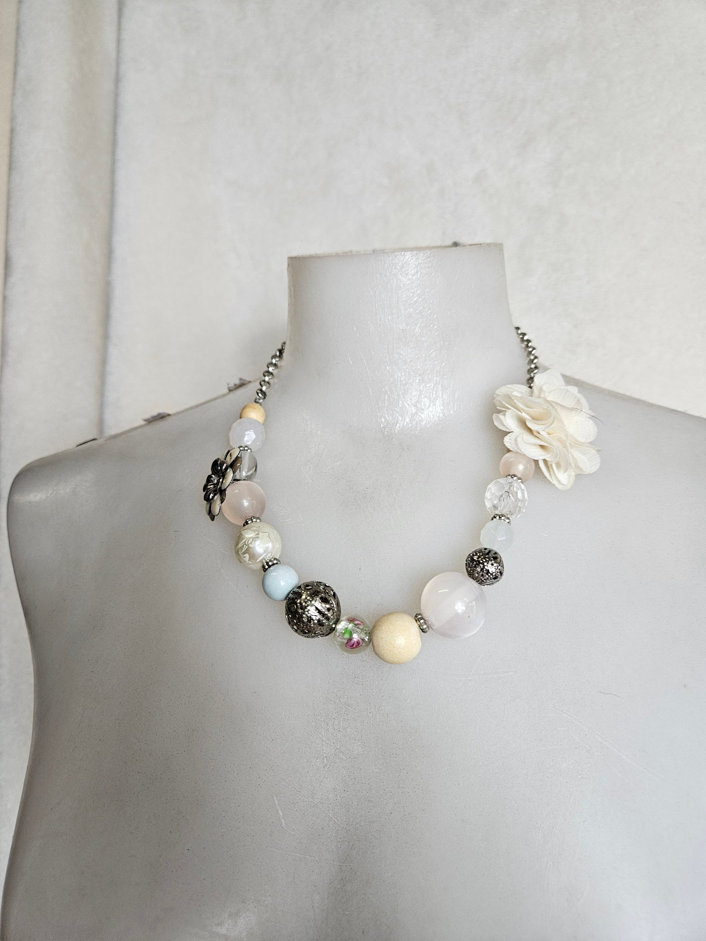 Collier orné de perles et fleuris
