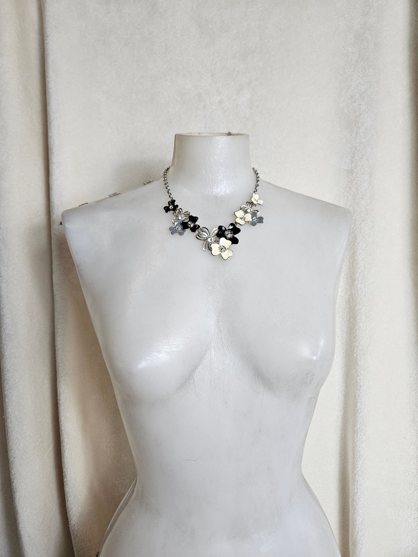 Collier floral en métal