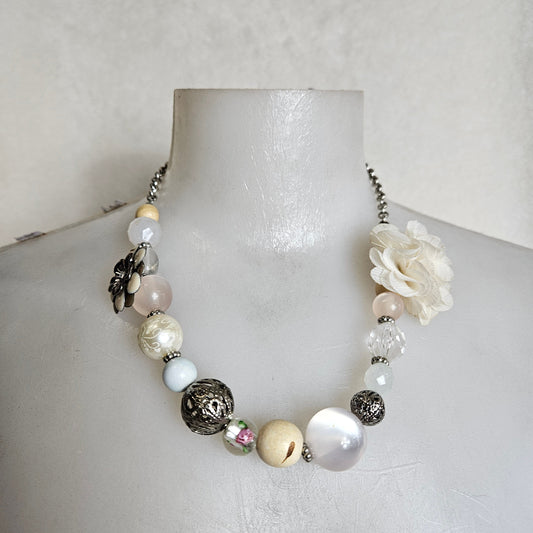 Collier orné de perles et fleuris