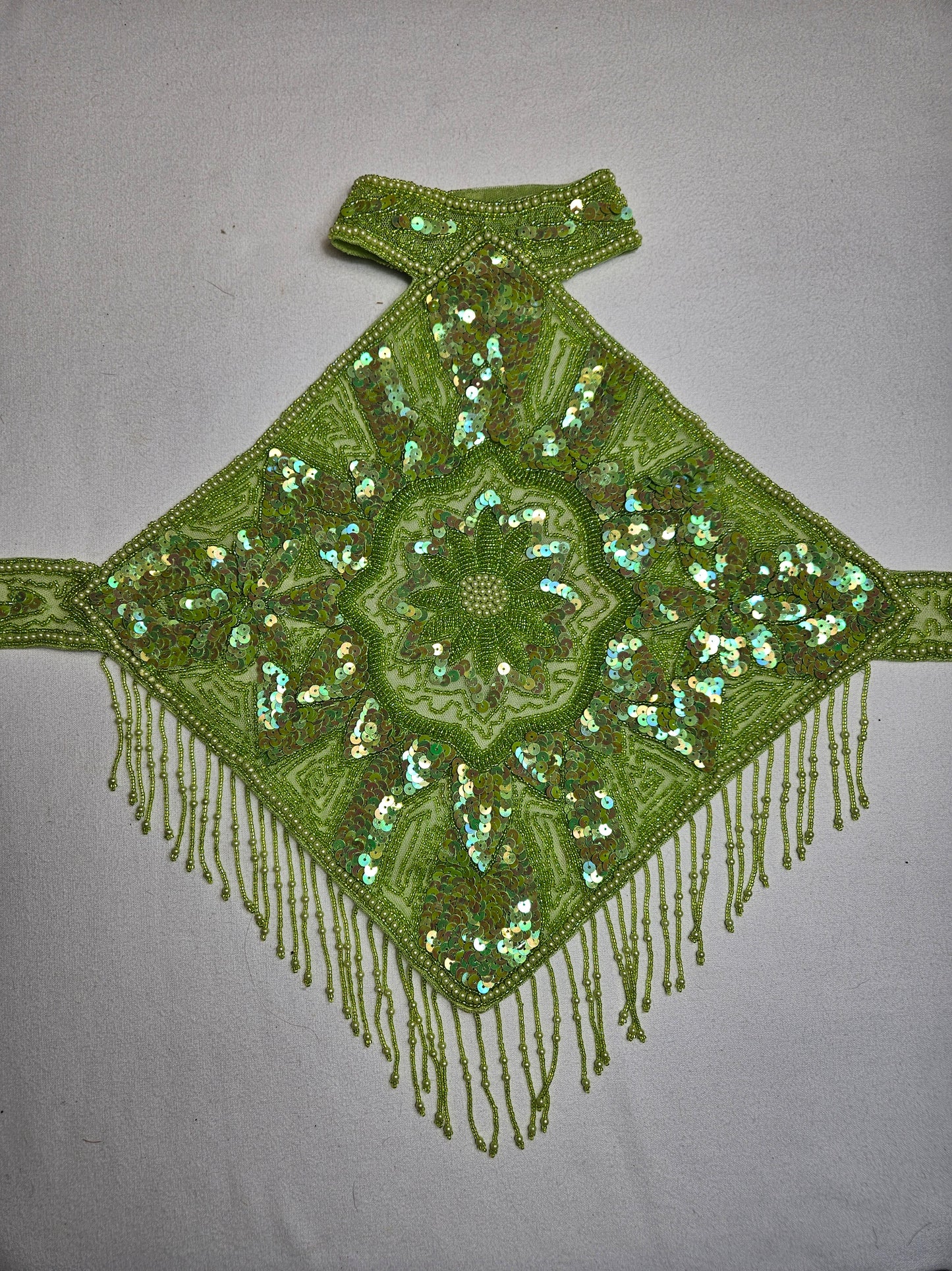 Espalda abierta verde manzana bordada con lentejuelas