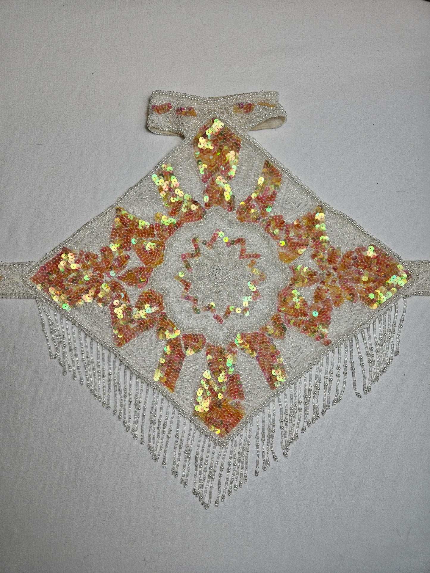 Espalda abierta bordada en blanco y dorado.