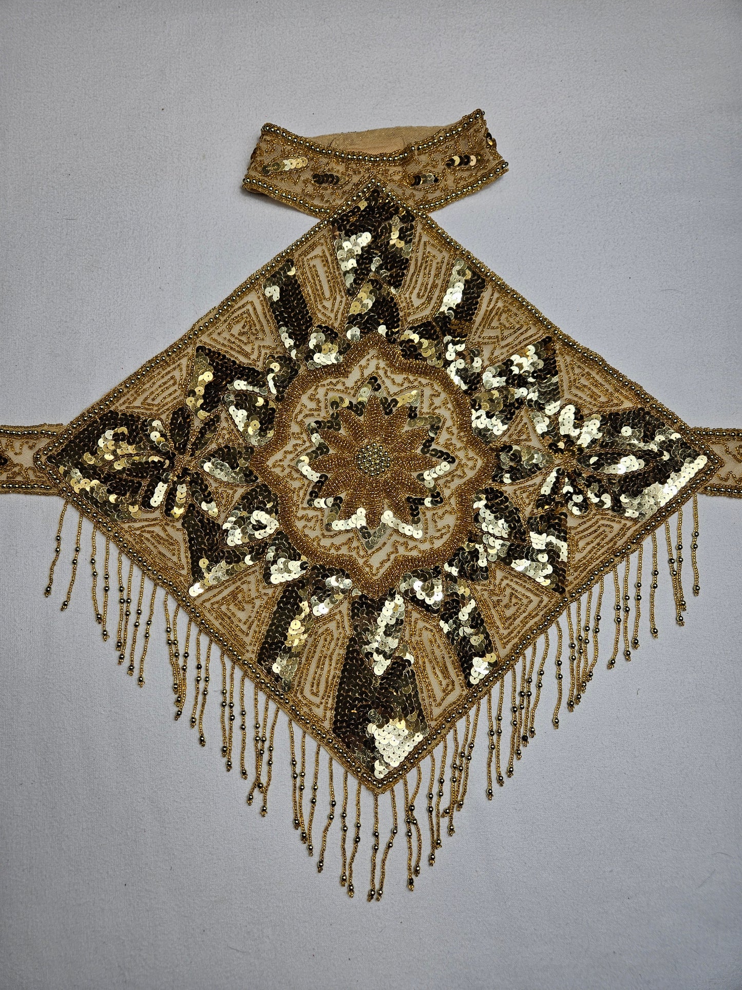 Dos nu brodé de sequins dorés
