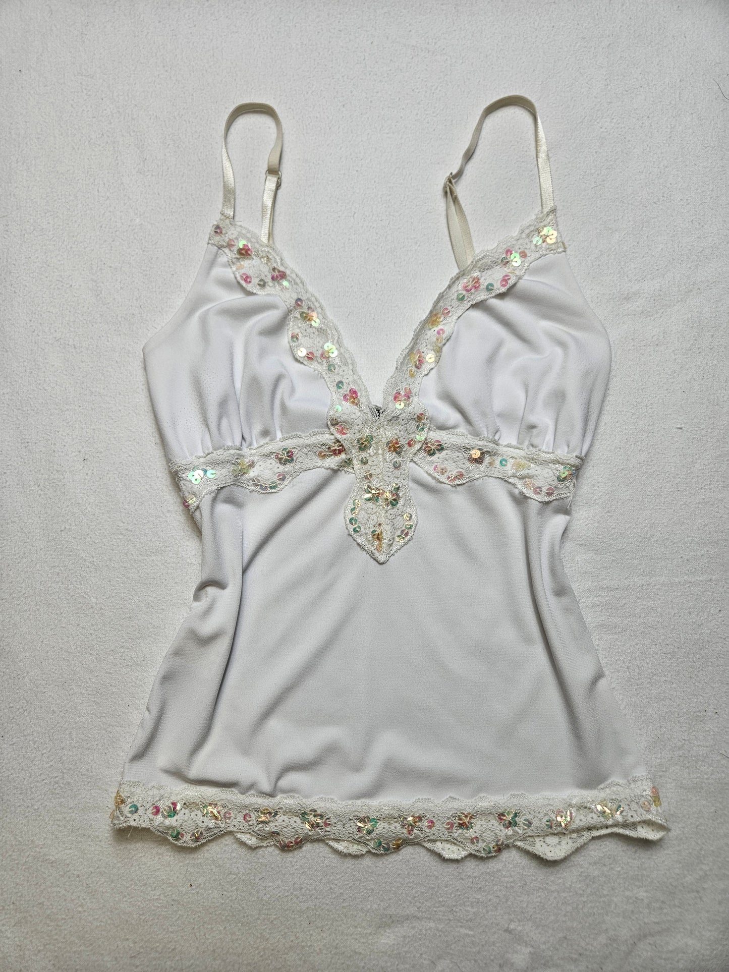 Haut blanc détails seuqins