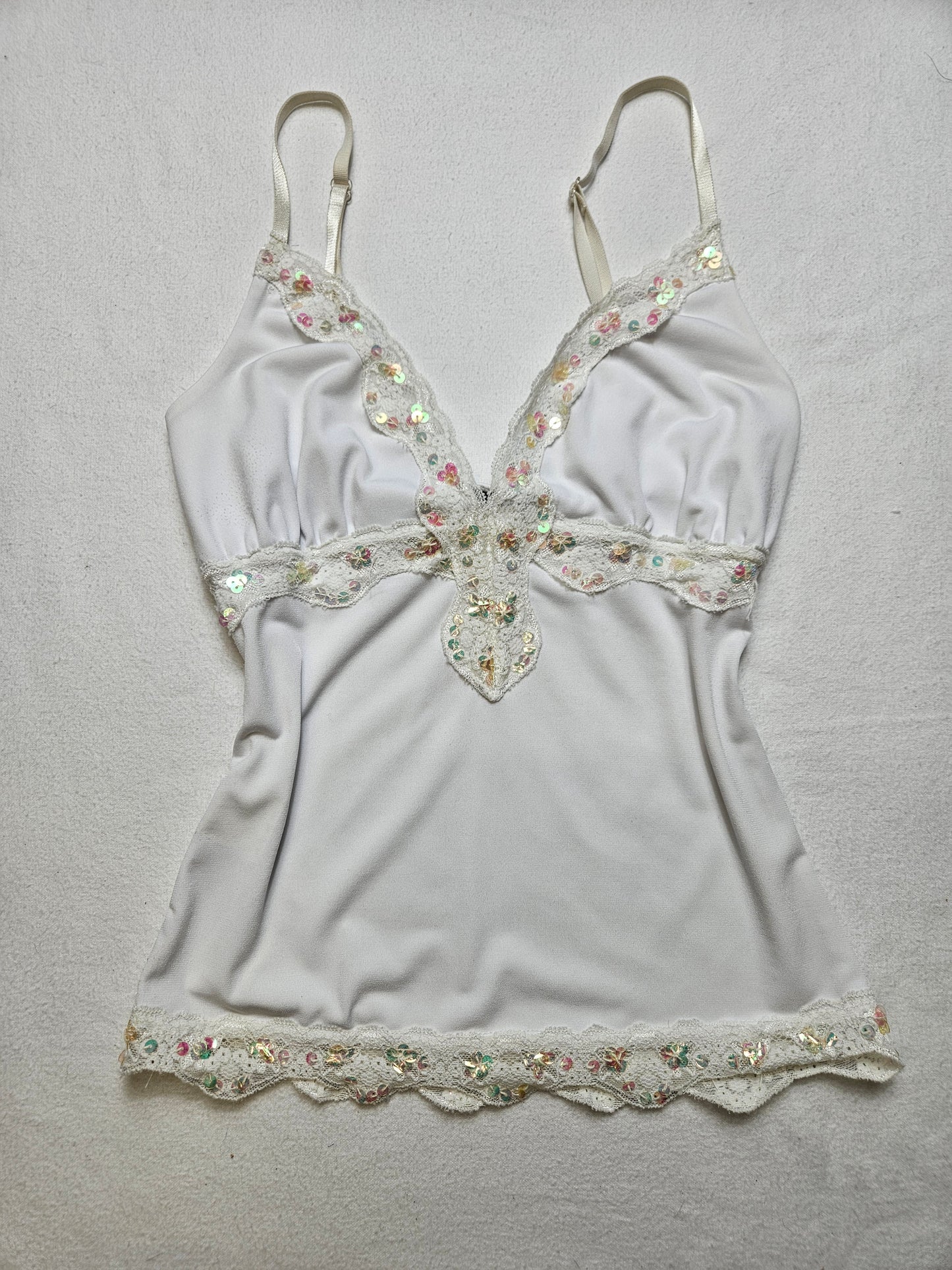 Haut blanc détails seuqins