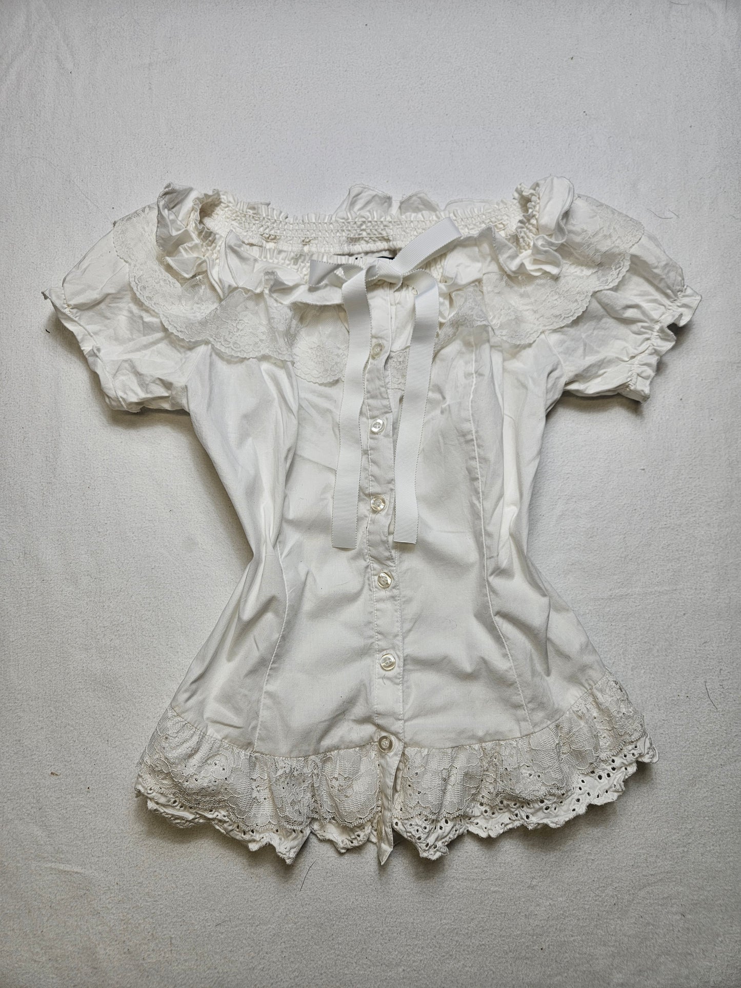 Haut romantique avec manches légèrement bouffantes