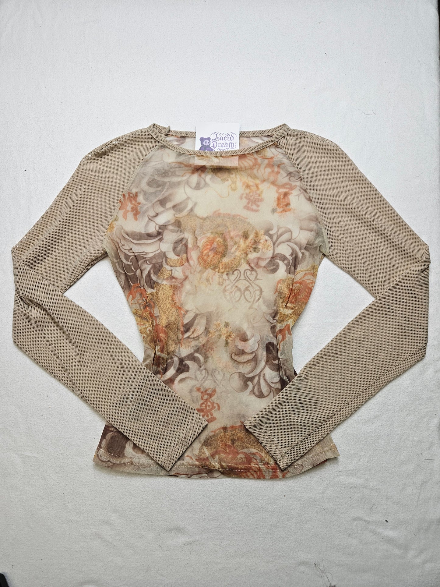 Haut en résille et voile floral