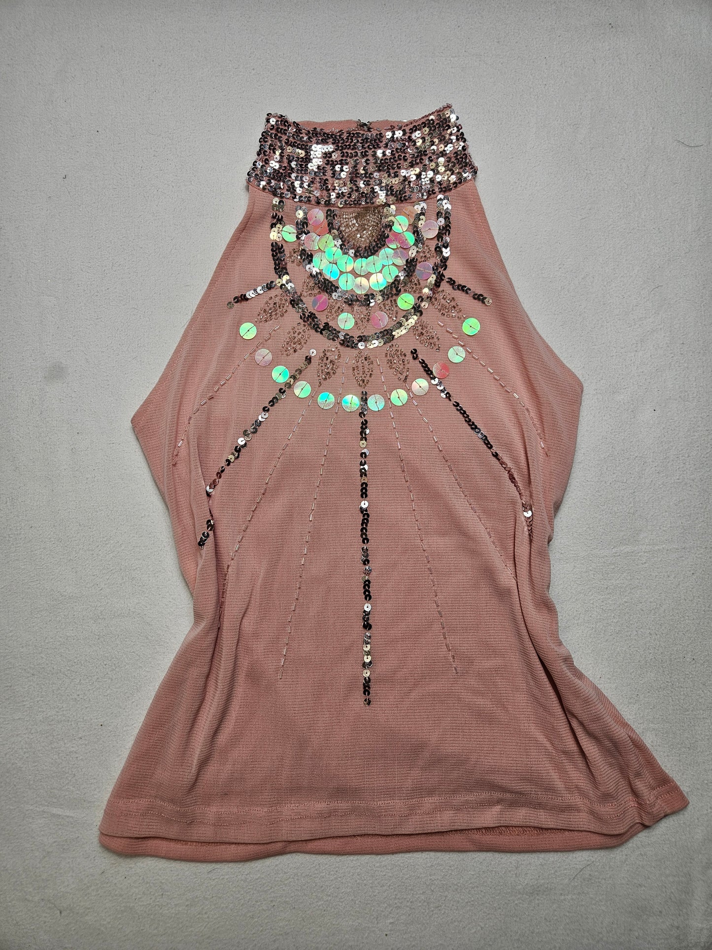 Dos nu en voile brodé de perles et sequins